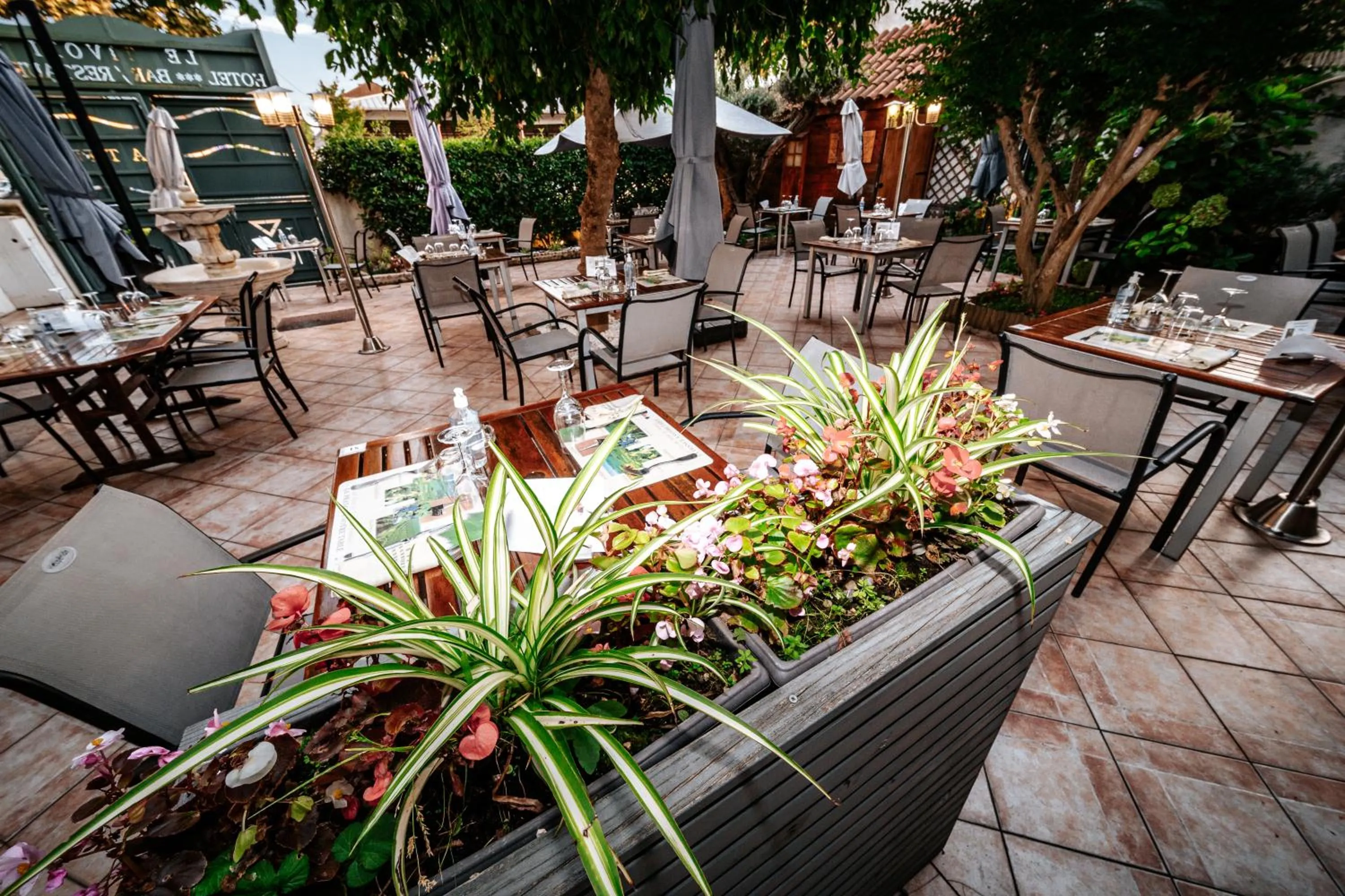 Patio in Hôtel Le Tivoli