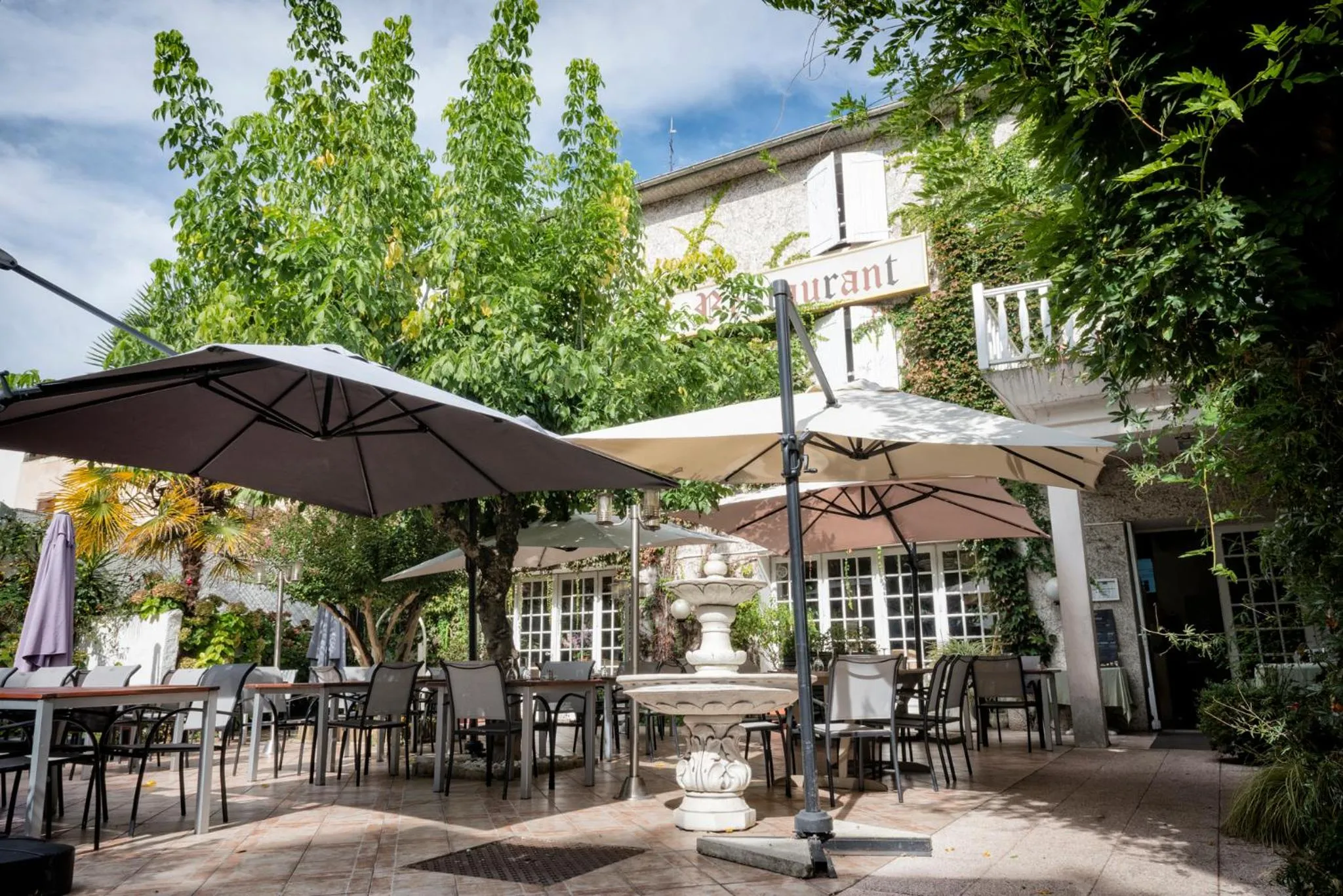 Patio in Hôtel Le Tivoli