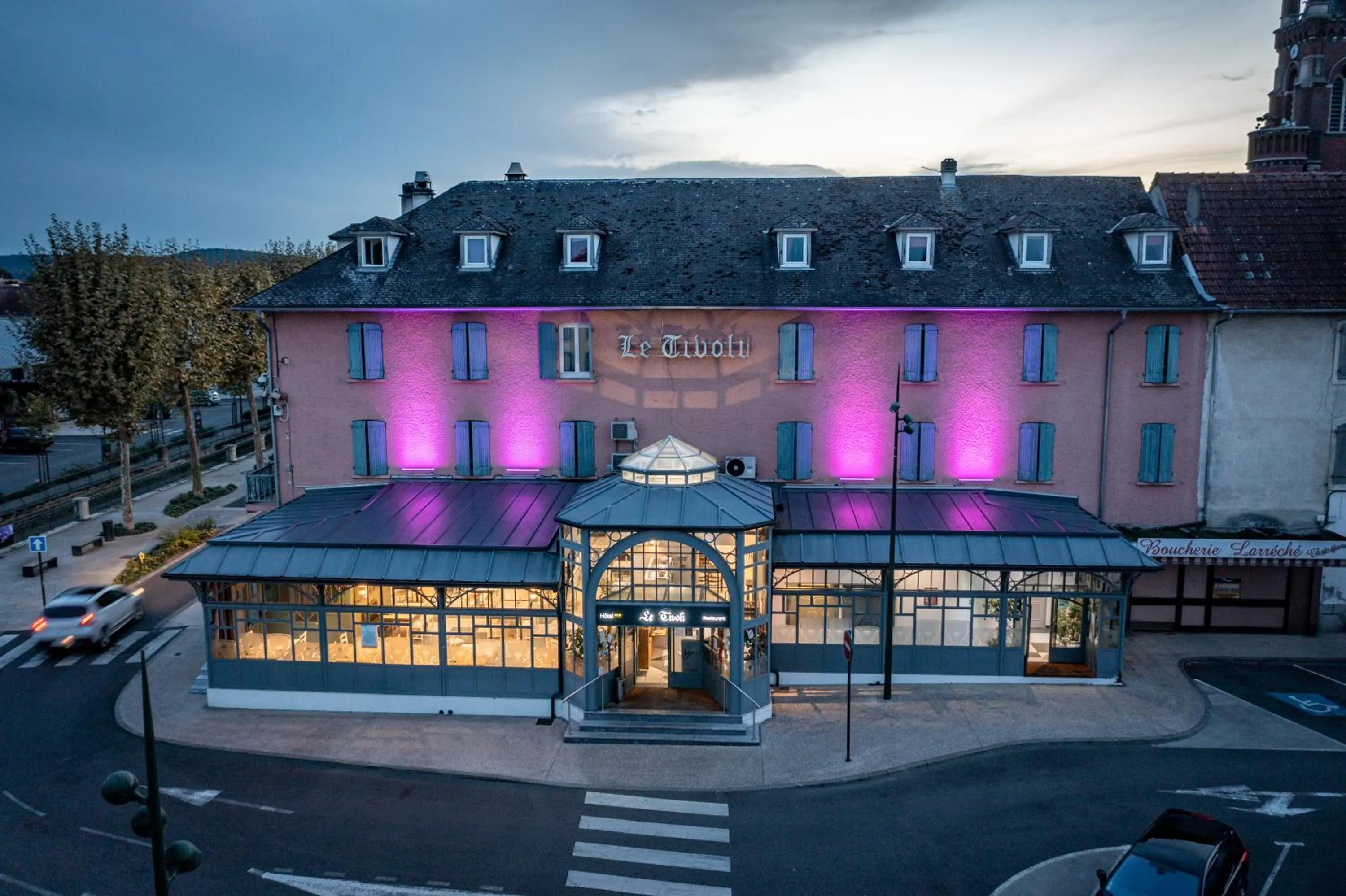 Property building in Hôtel Le Tivoli