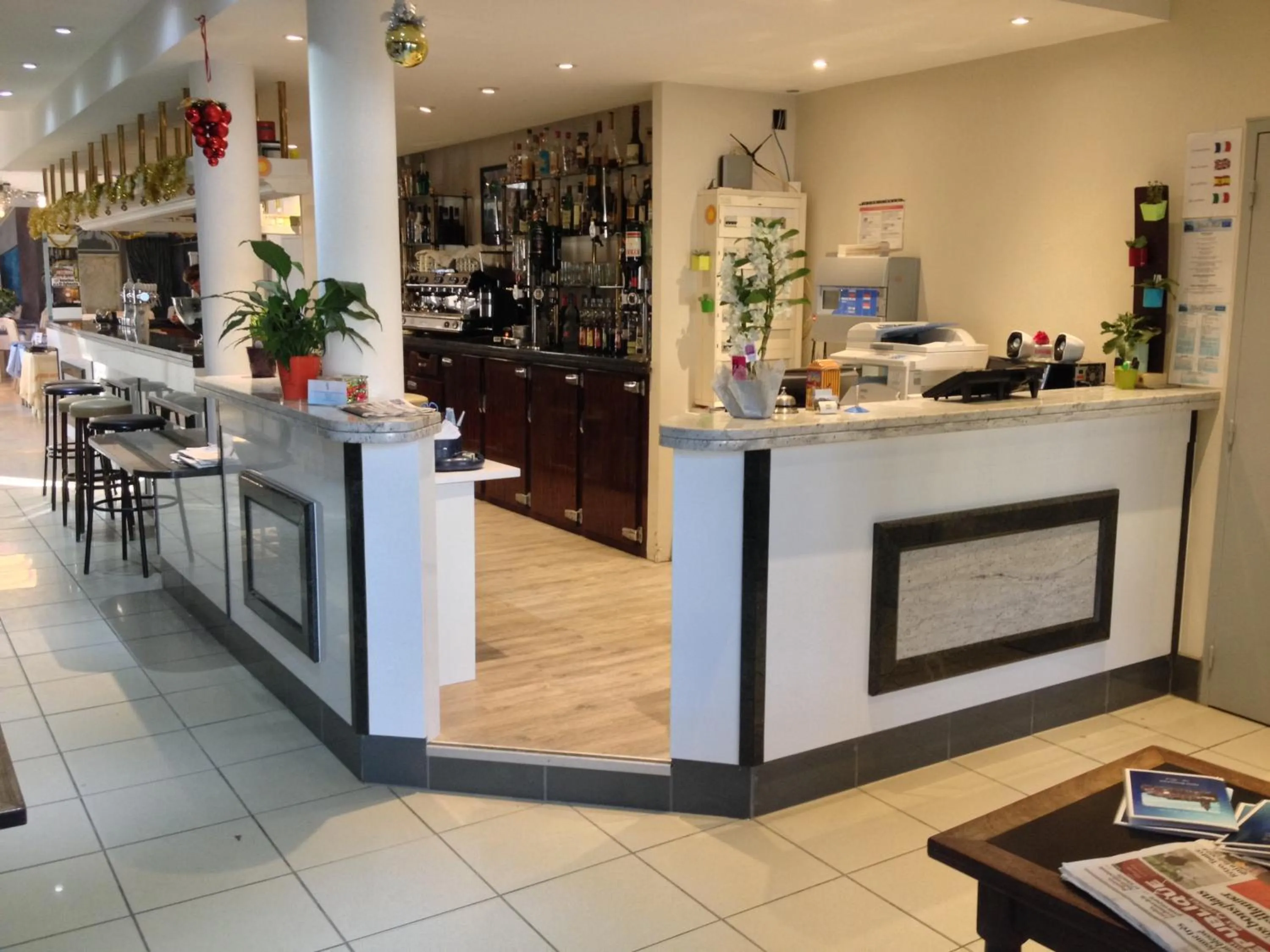 Lounge or bar in Hôtel Le Tivoli