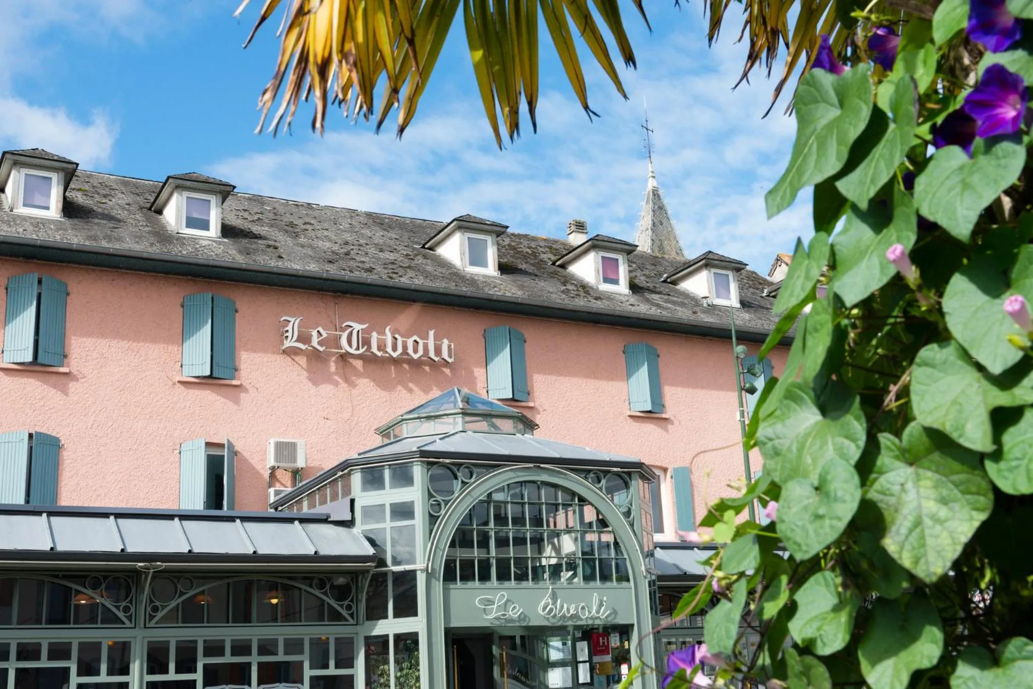 Property building in Hôtel Le Tivoli
