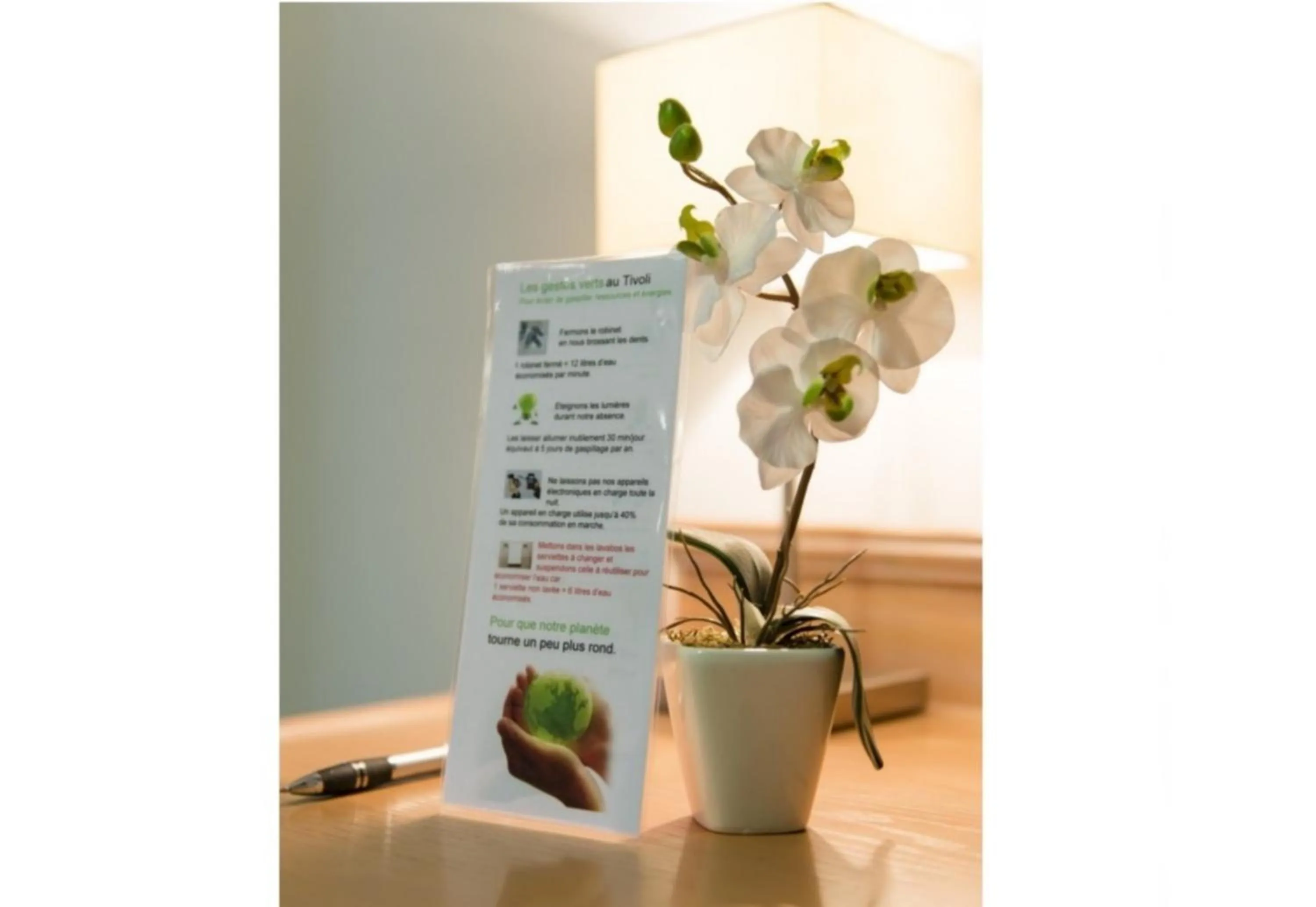 Text overlay in Hôtel Le Tivoli