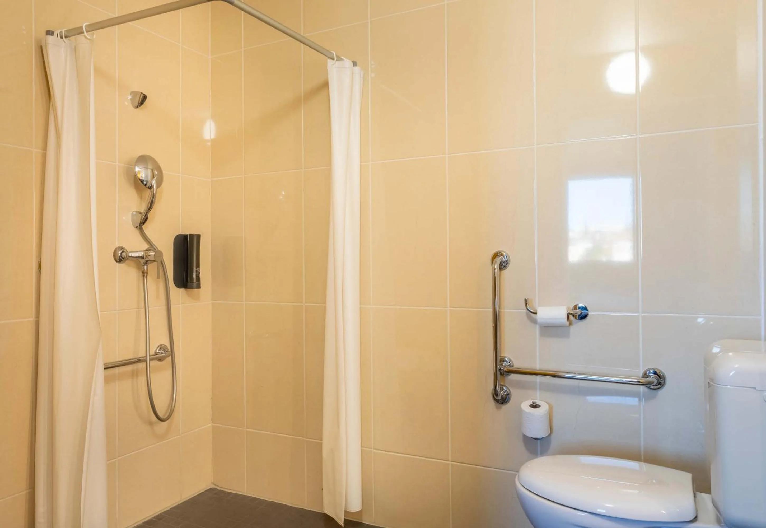 Bathroom in B&B HOTEL Martigues Port-de-Bouc