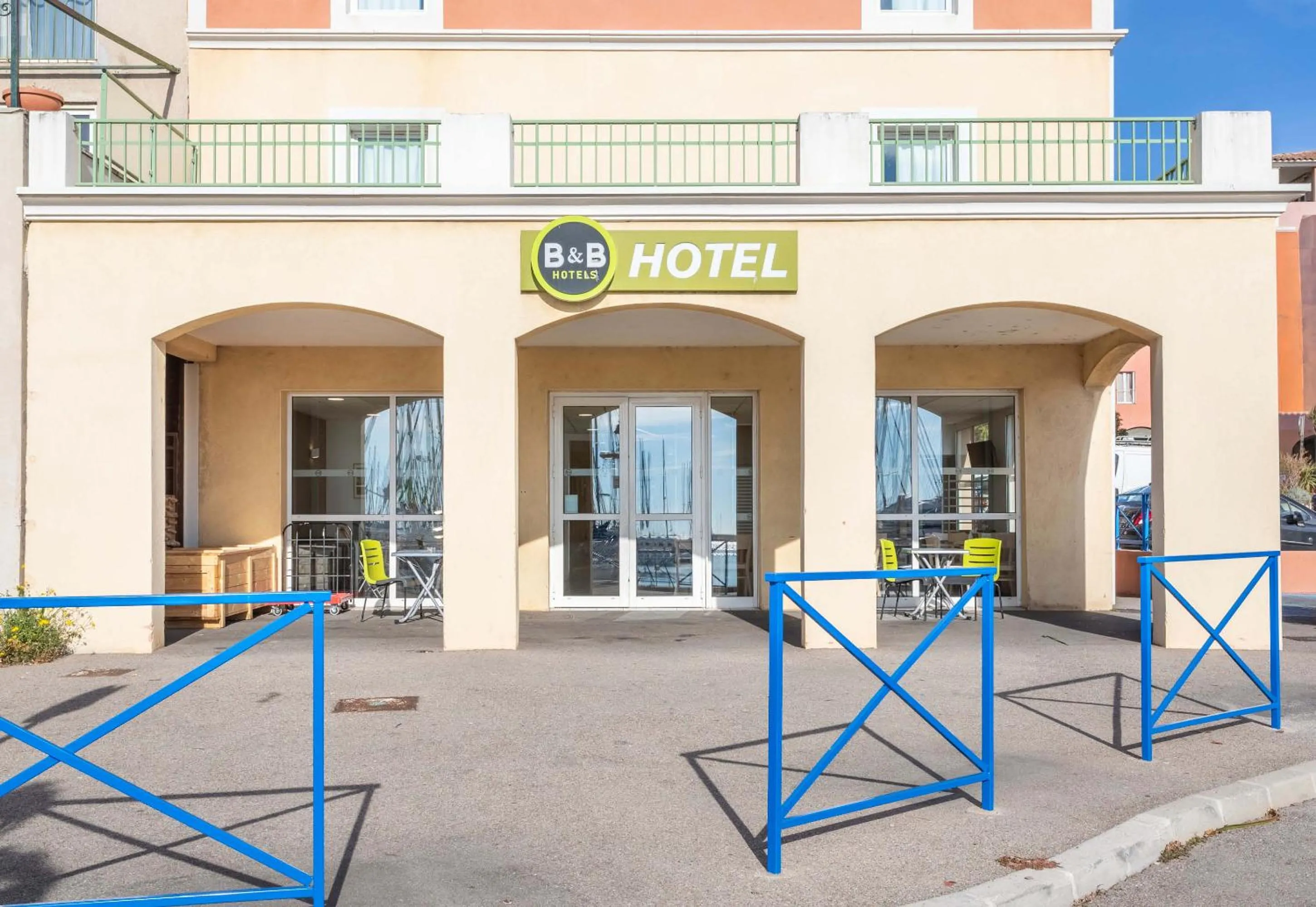 Facade/entrance in B&B HOTEL Martigues Port-de-Bouc