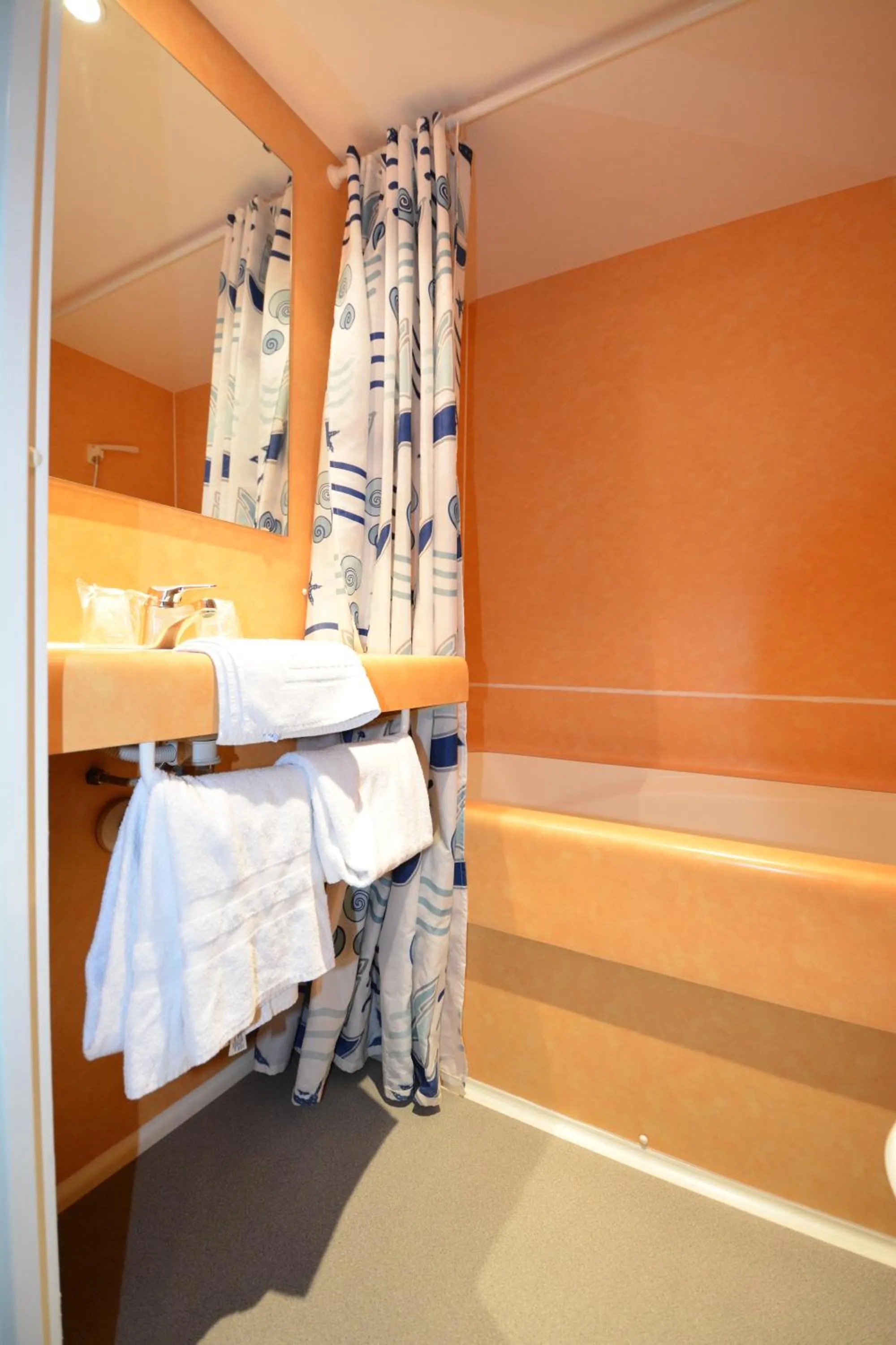 Bathroom, Bed in Hotel Lux
