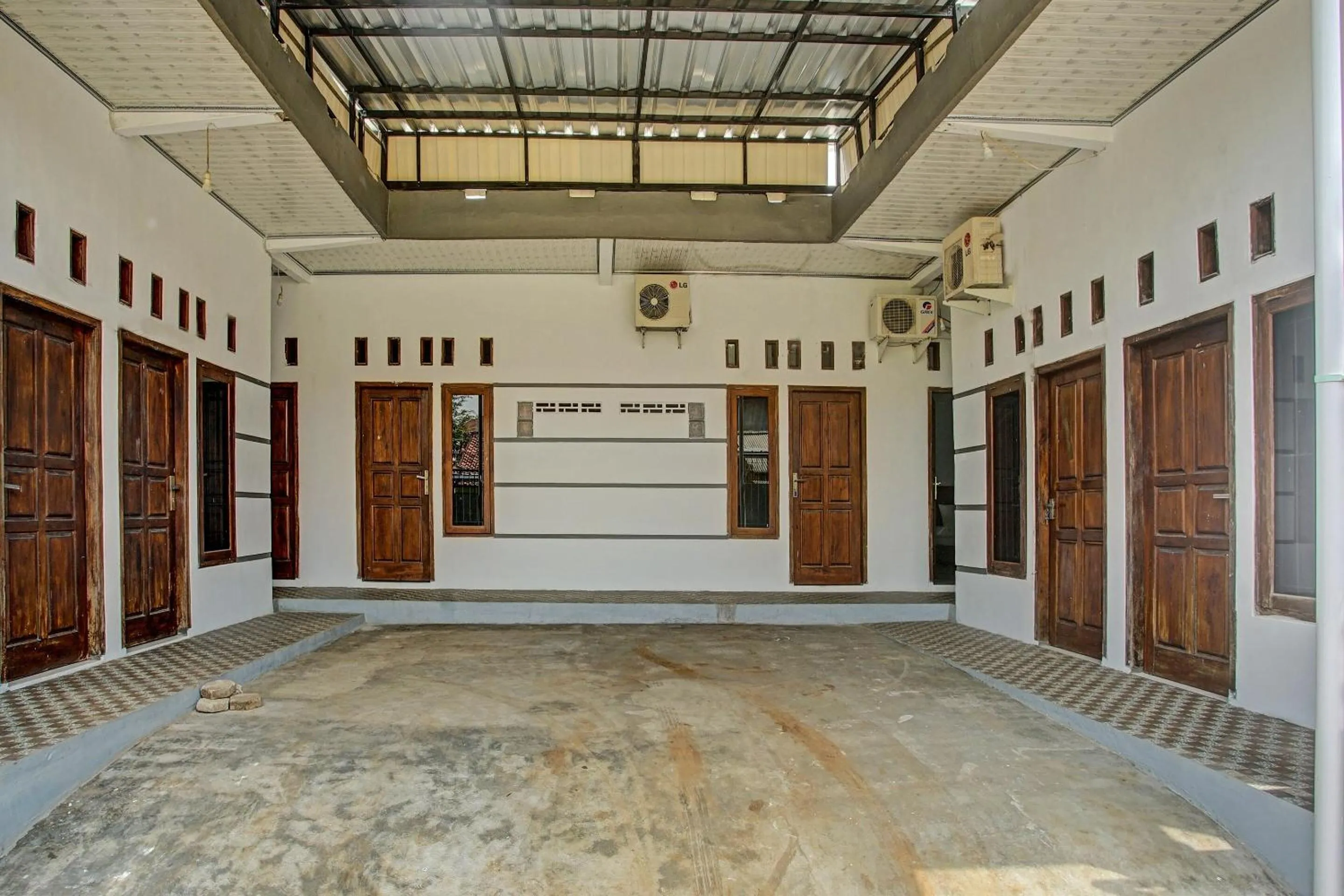 Facade/entrance in OYO 3994 Wisma Amalia