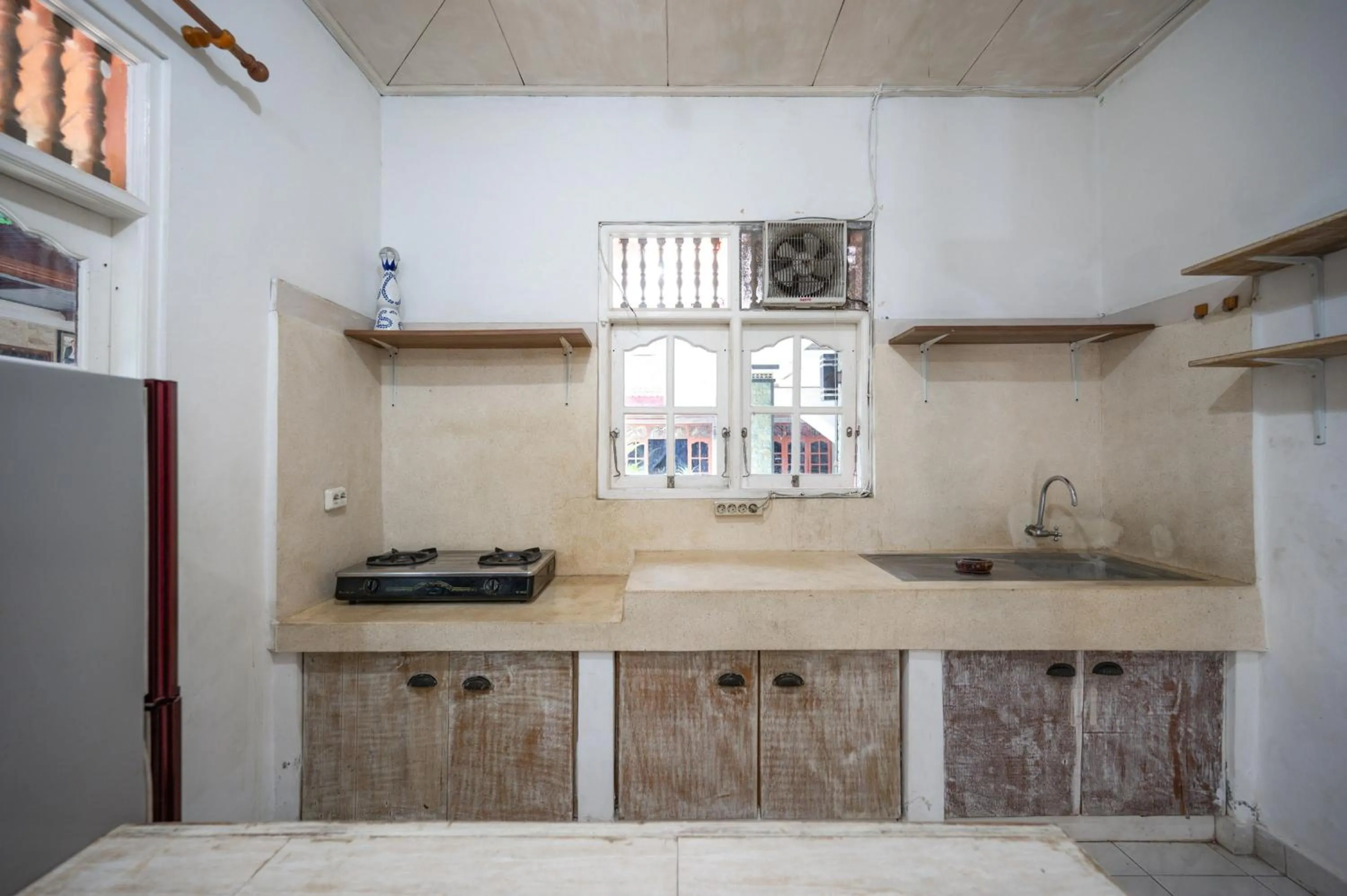 kitchen in Ceria Guesthouse Seminyak Mitra RedDoorz