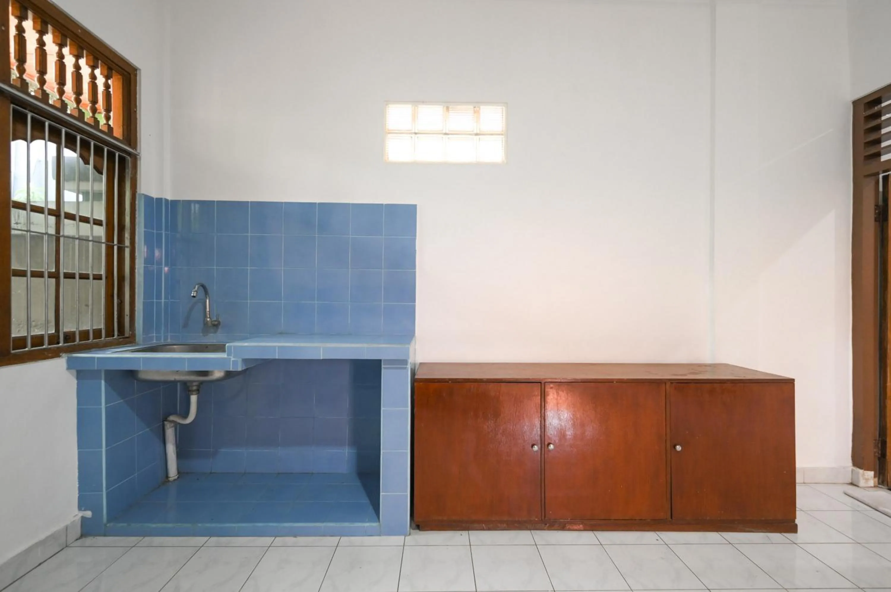 kitchen in Ceria Guesthouse Seminyak Mitra RedDoorz