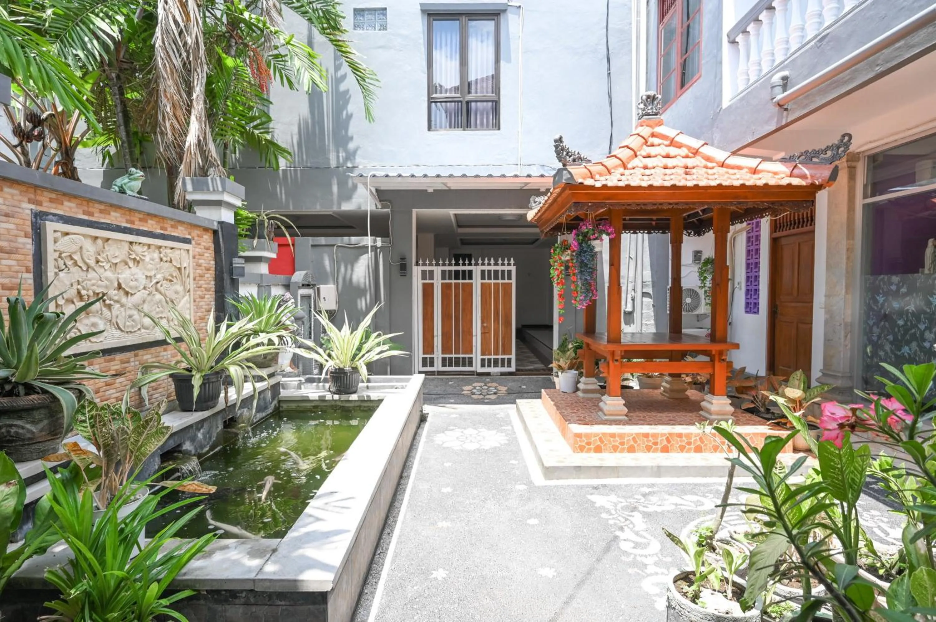 Facade/entrance in Ceria Guesthouse Seminyak Mitra RedDoorz