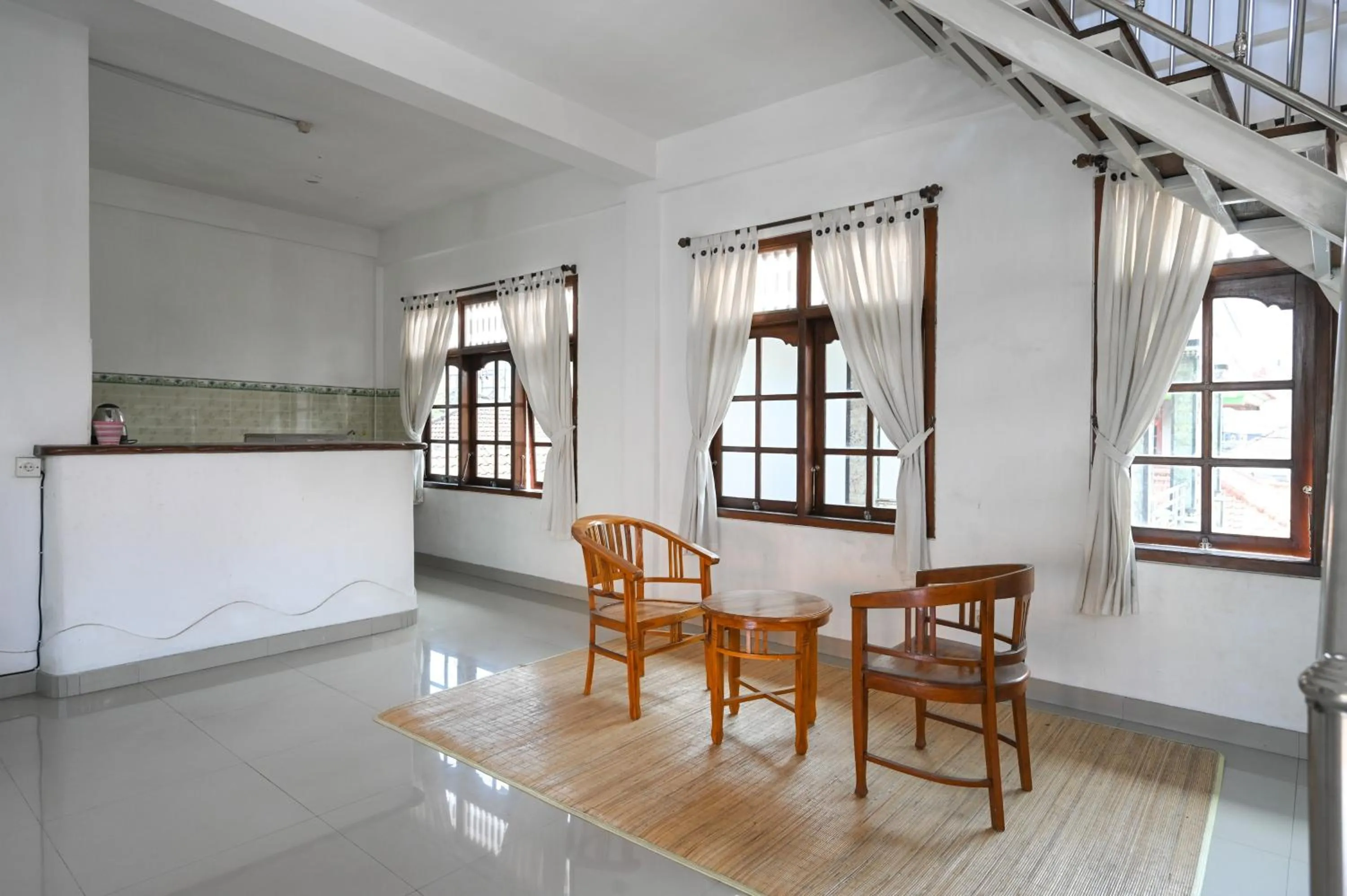 Seating area in Ceria Guesthouse Seminyak Mitra RedDoorz