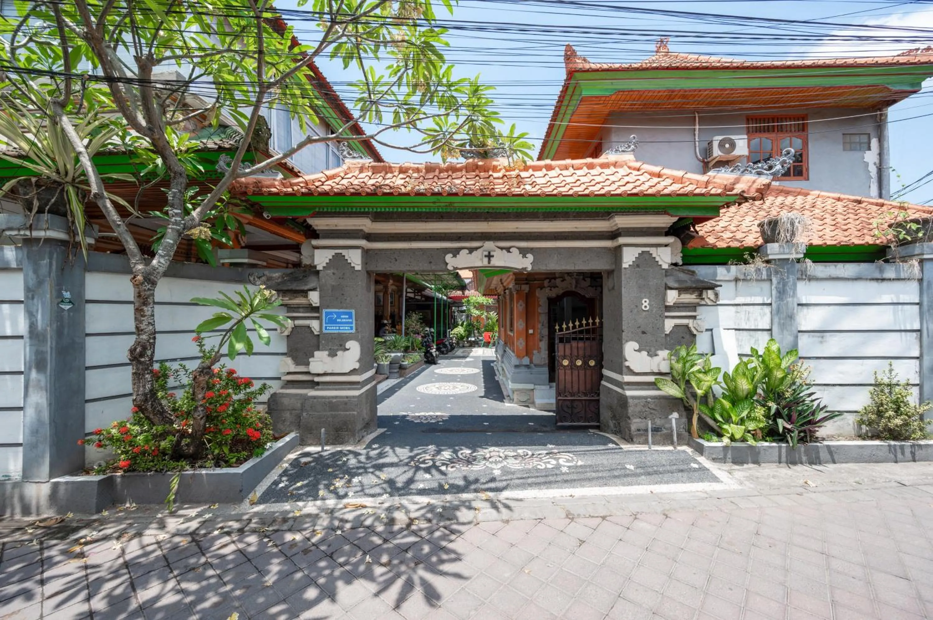 Facade/entrance in Ceria Guesthouse Seminyak Mitra RedDoorz
