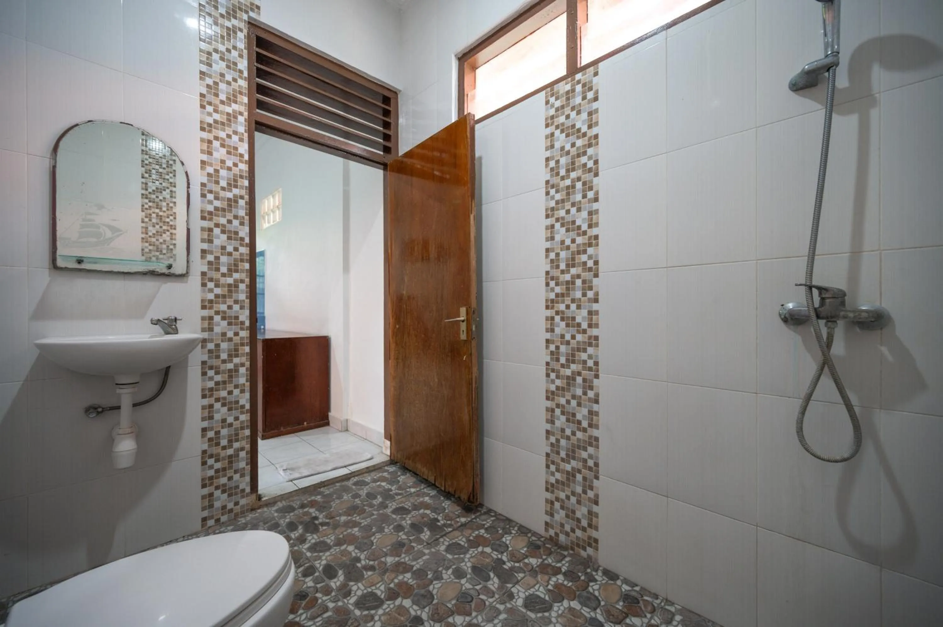 Bathroom in Ceria Guesthouse Seminyak Mitra RedDoorz