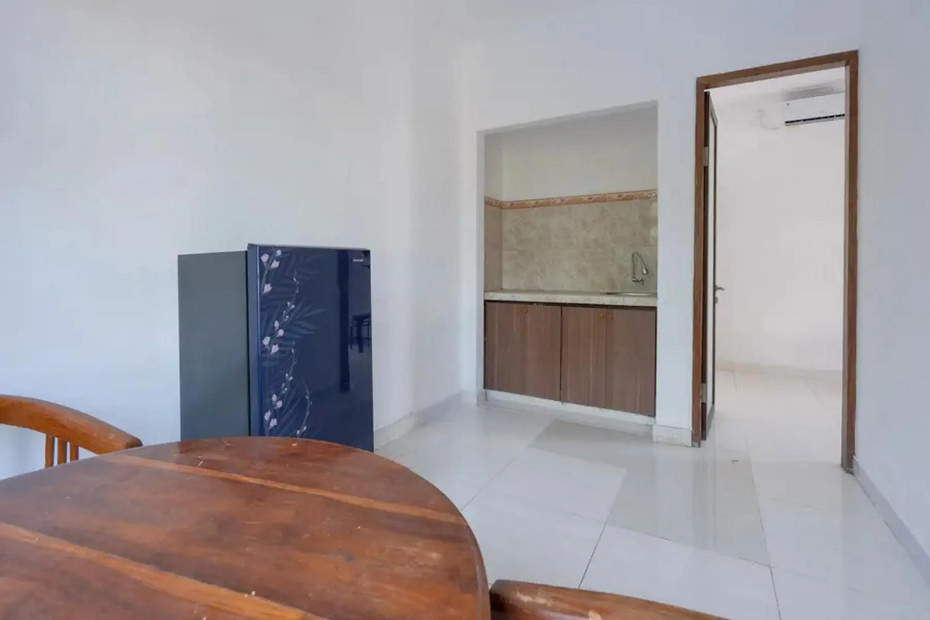 kitchen in Ceria Guesthouse Seminyak Mitra RedDoorz