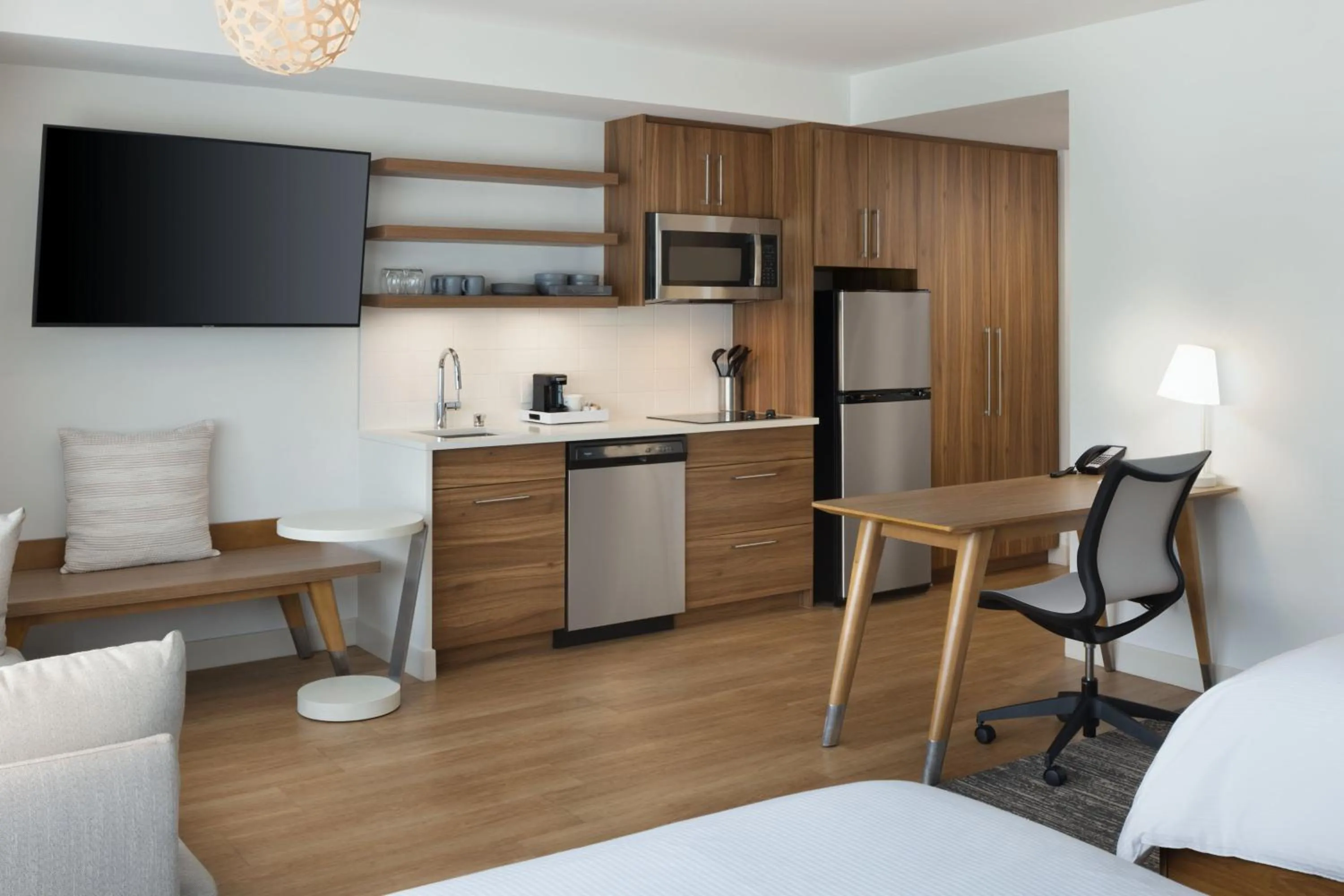 Kitchen or kitchenette, Bed in Element Atlanta Buckhead