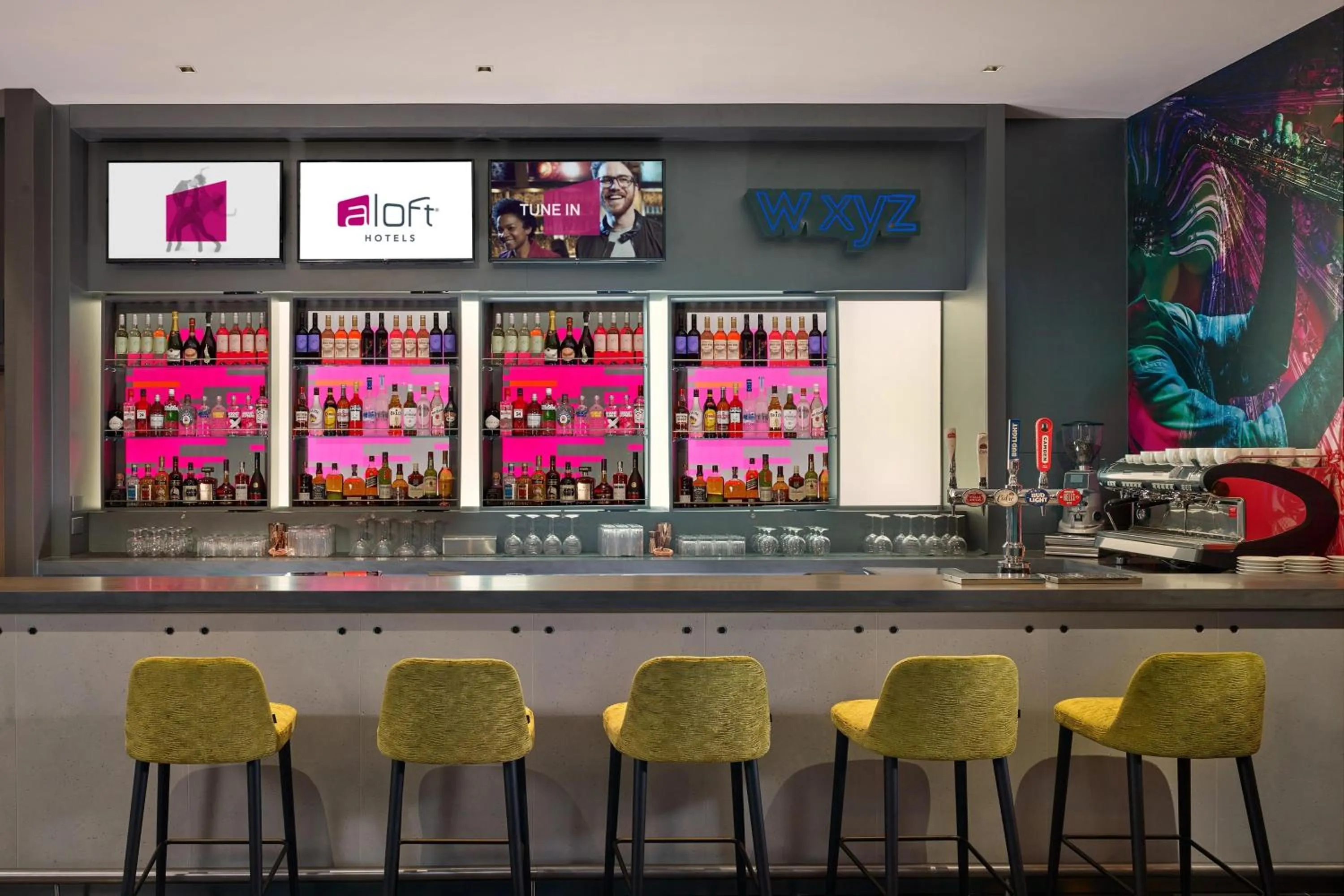 Lounge or bar in Aloft Birmingham Eastside