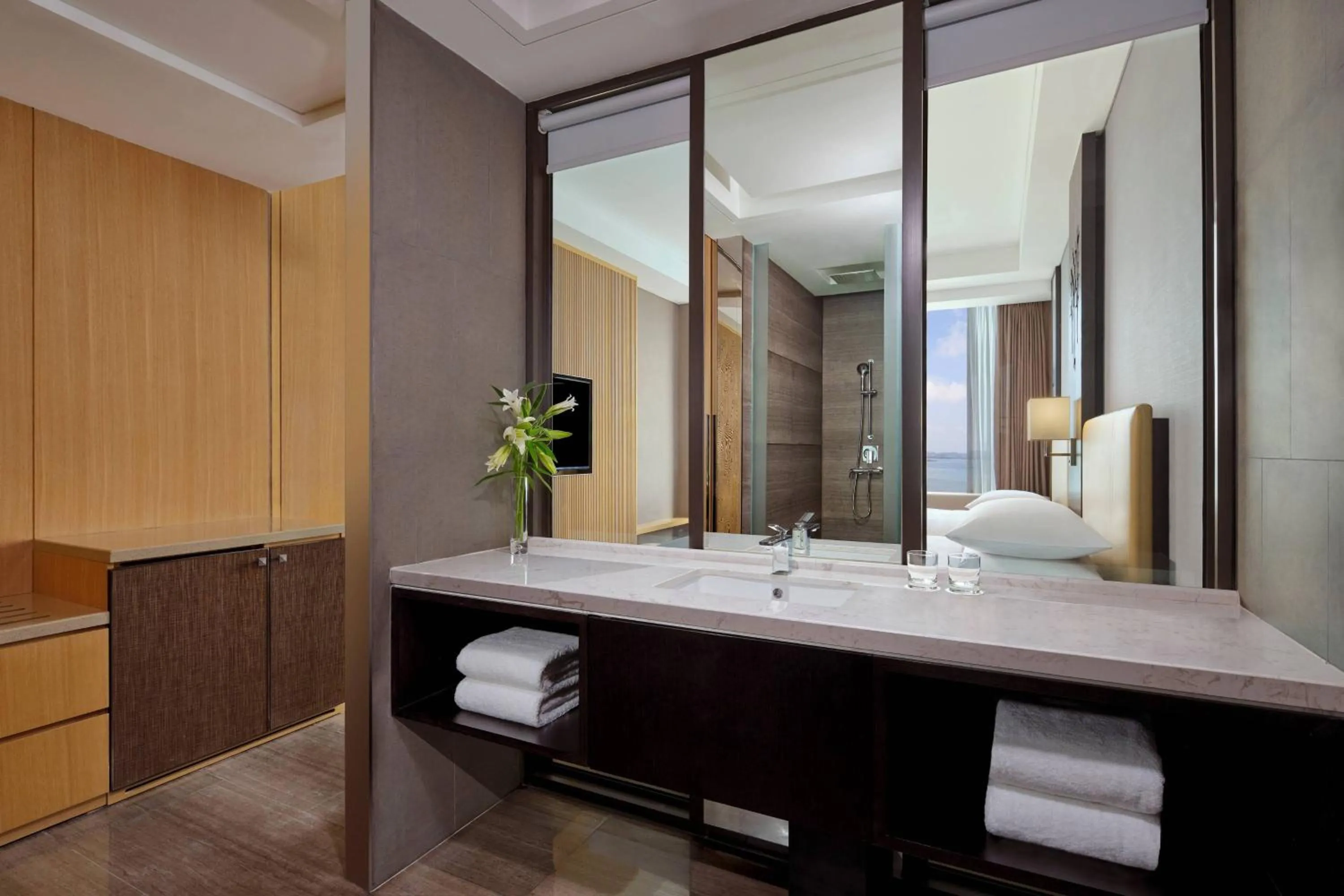 Bathroom, Bed in Batam Marriott Hotel Harbour Bay
