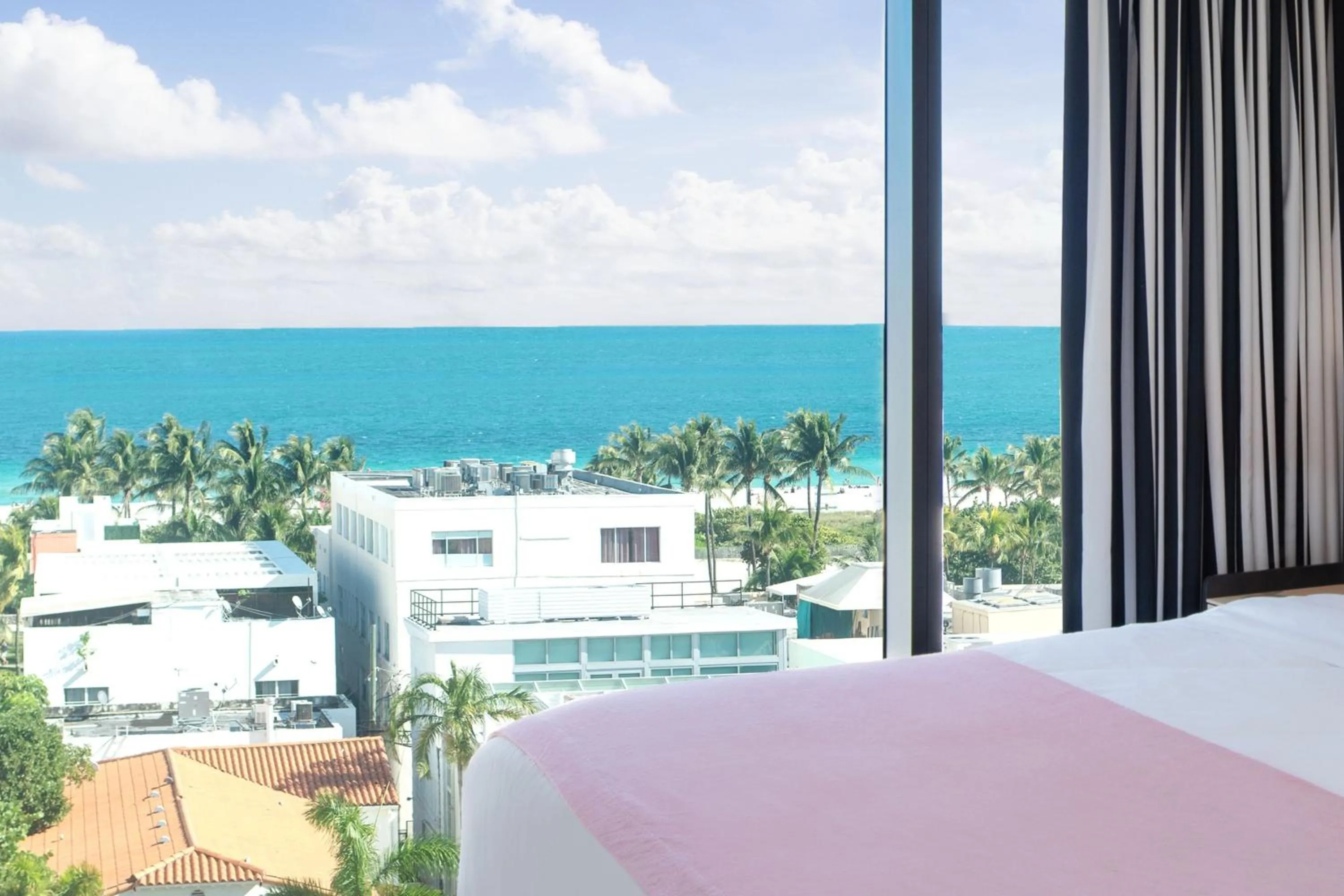 Photo of the whole room, Bed in Moxy Miami South Beach