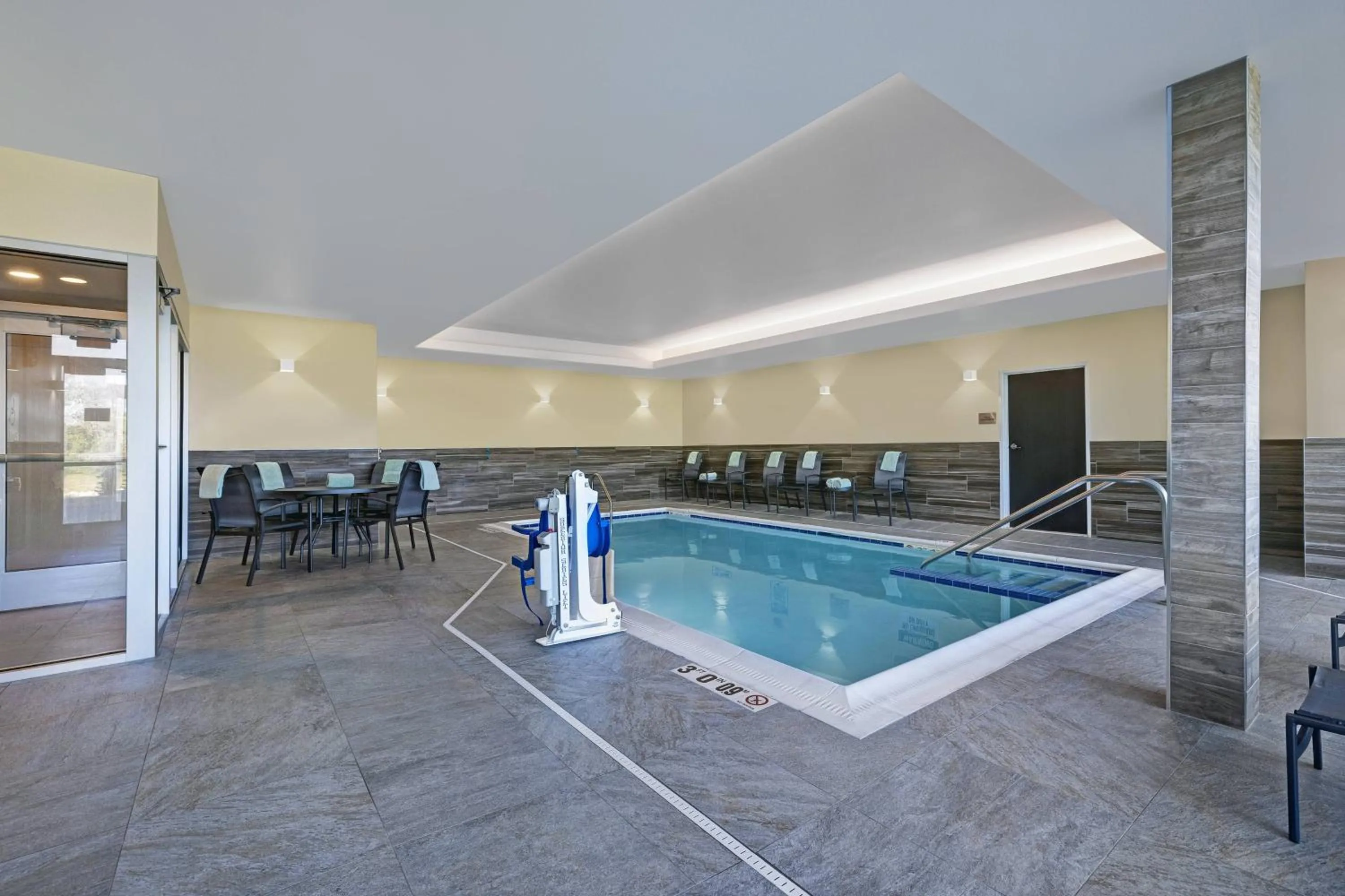 Swimming pool in Fairfield Inn & Suites by Marriott Milwaukee Brookfield