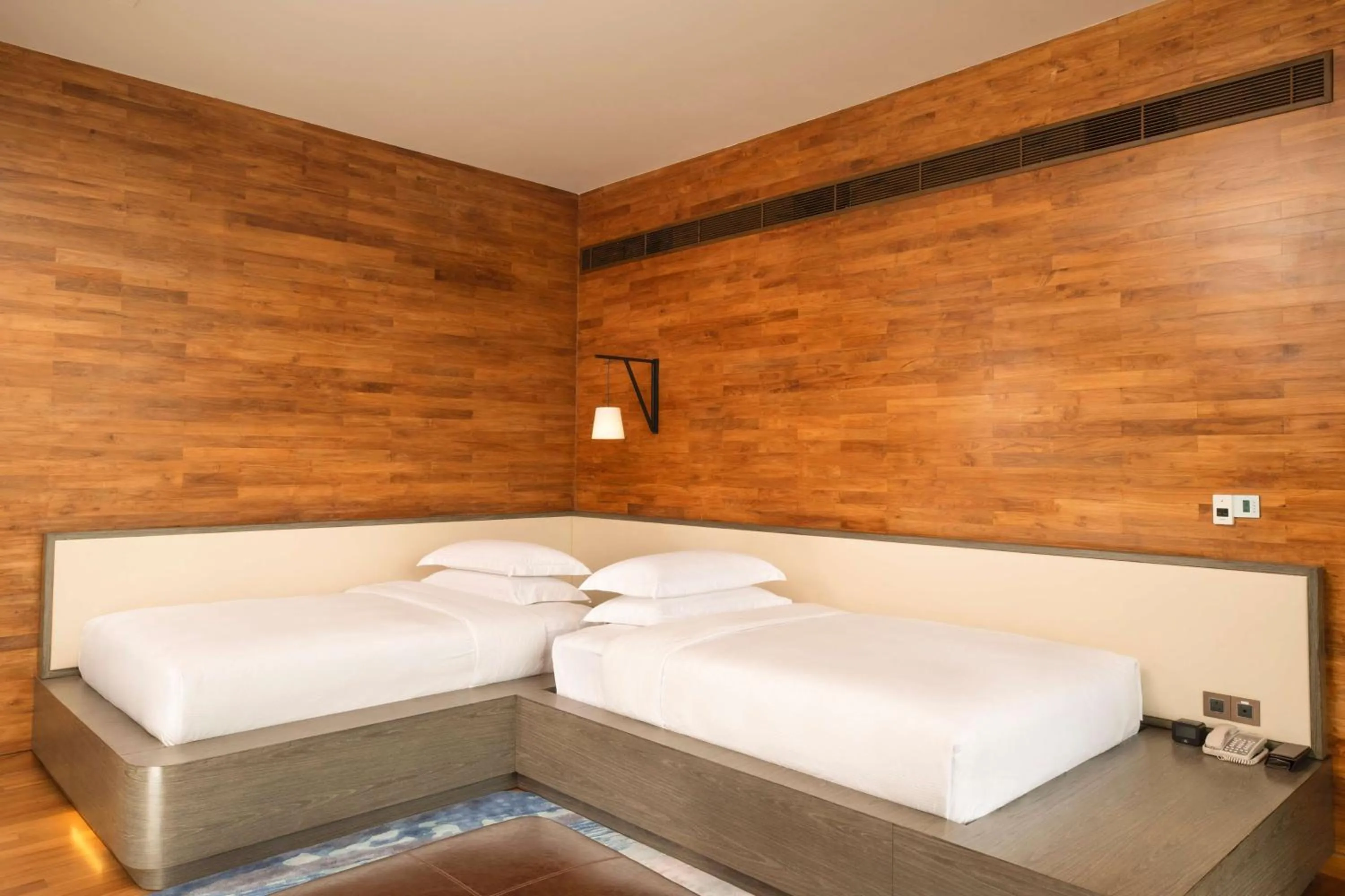 Bed in DoubleTree by Hilton Weerawila Rajawarna Resort