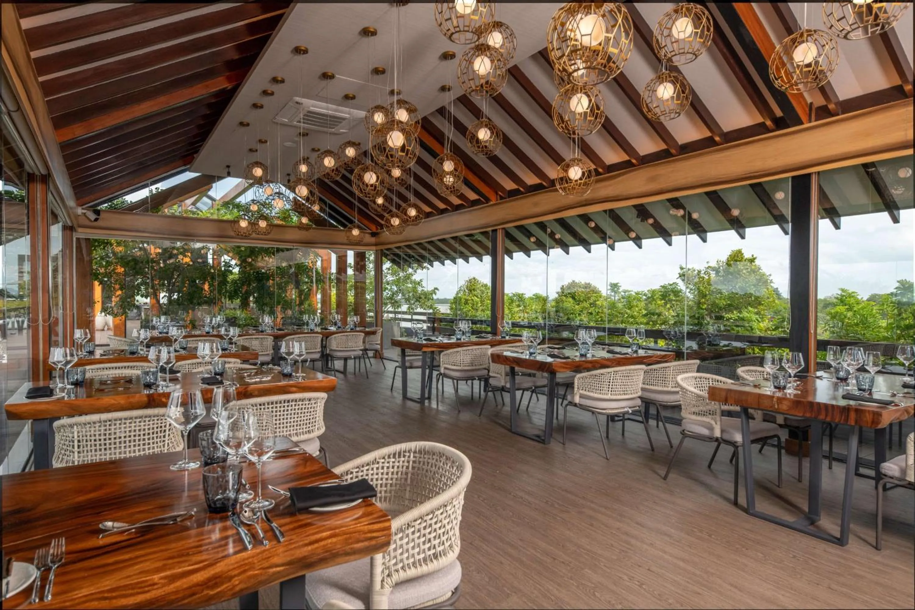 Lounge or bar in DoubleTree by Hilton Weerawila Rajawarna Resort