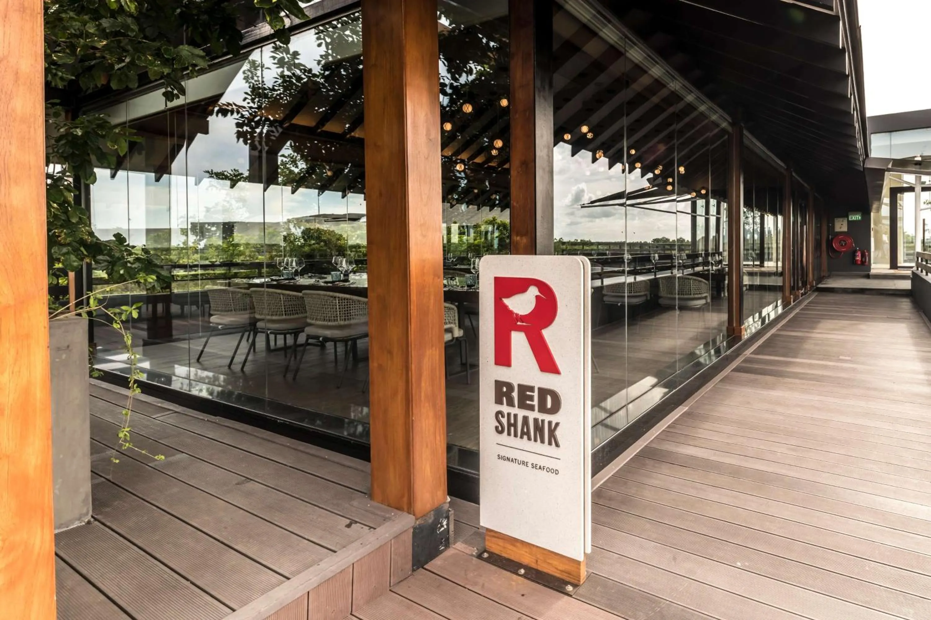 Lounge or bar in DoubleTree by Hilton Weerawila Rajawarna Resort