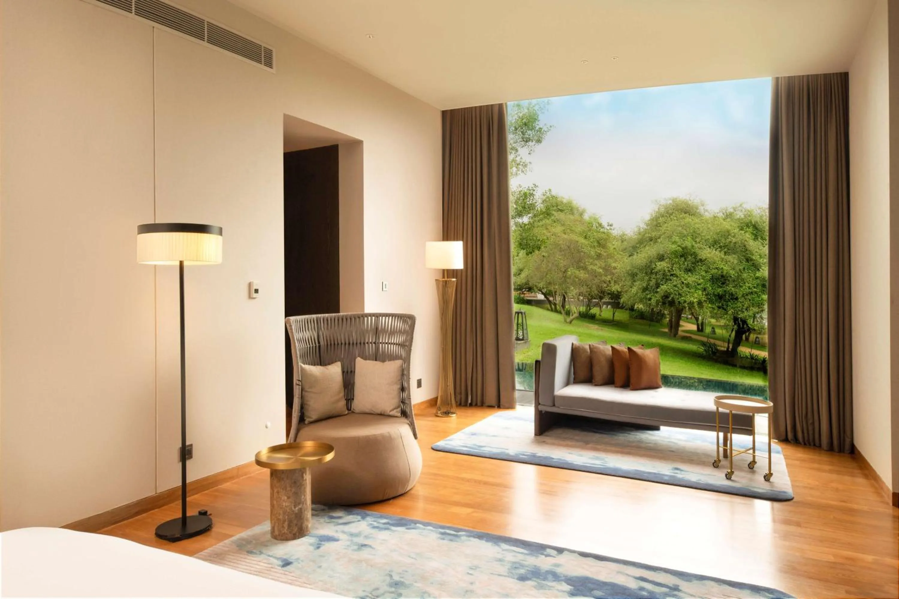 Living room, Bed in DoubleTree by Hilton Weerawila Rajawarna Resort