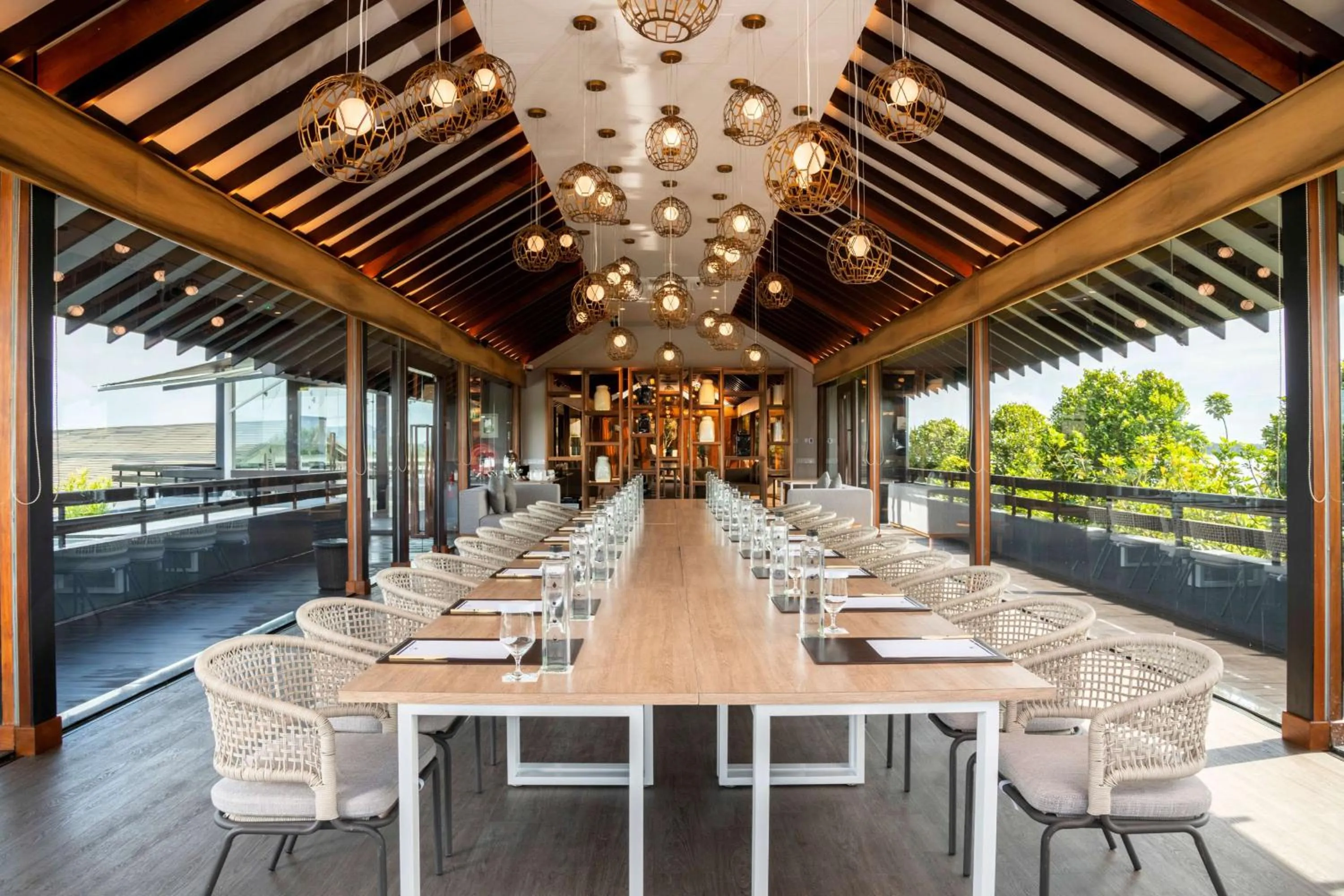 Lounge or bar in DoubleTree by Hilton Weerawila Rajawarna Resort