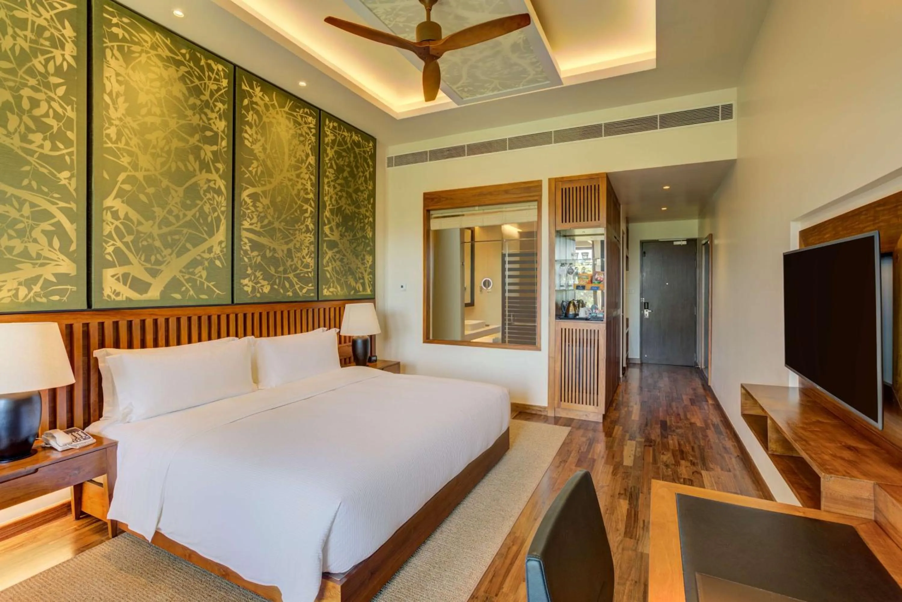 Bed in DoubleTree by Hilton Weerawila Rajawarna Resort
