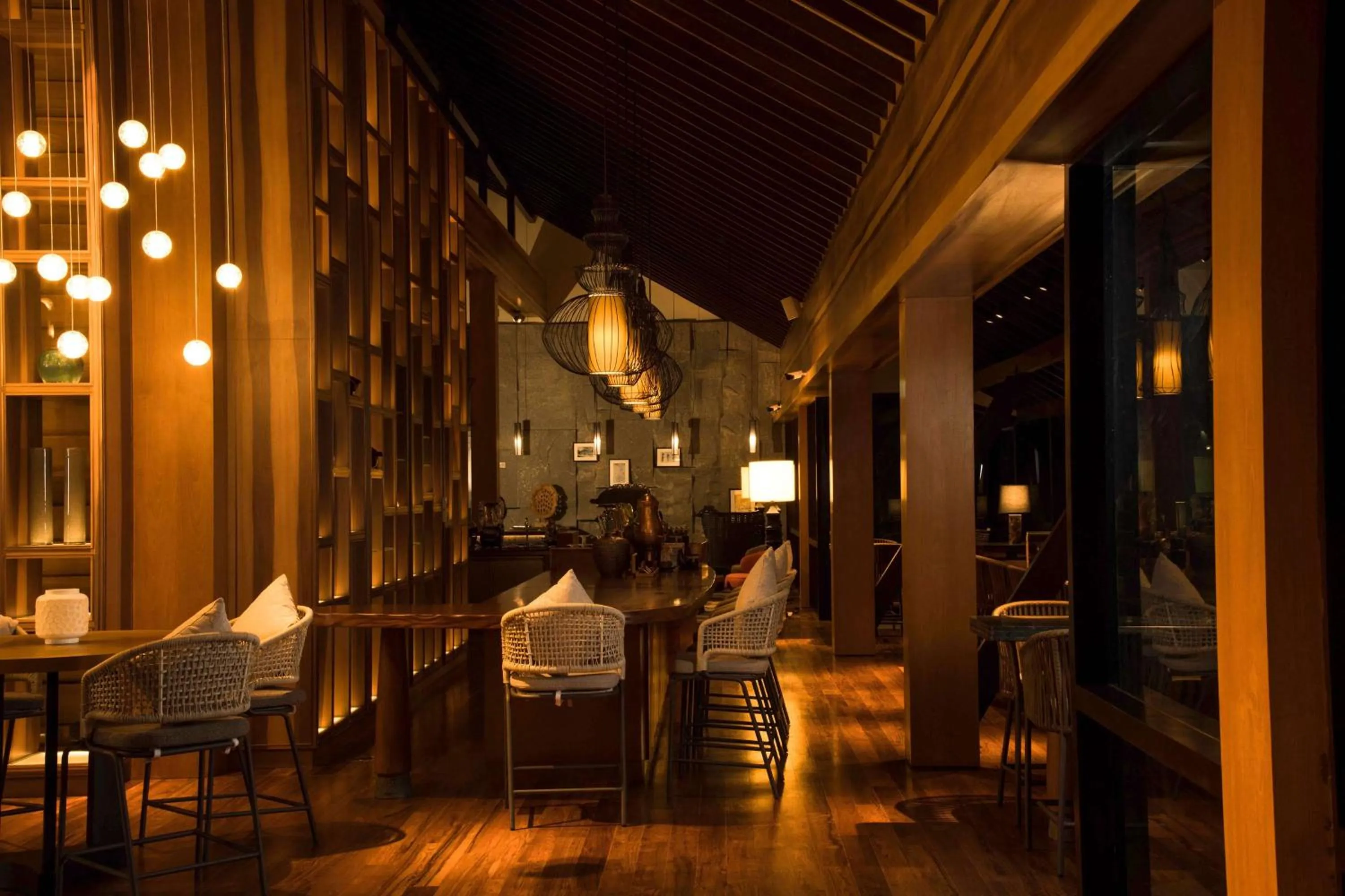 Lounge or bar in DoubleTree by Hilton Weerawila Rajawarna Resort