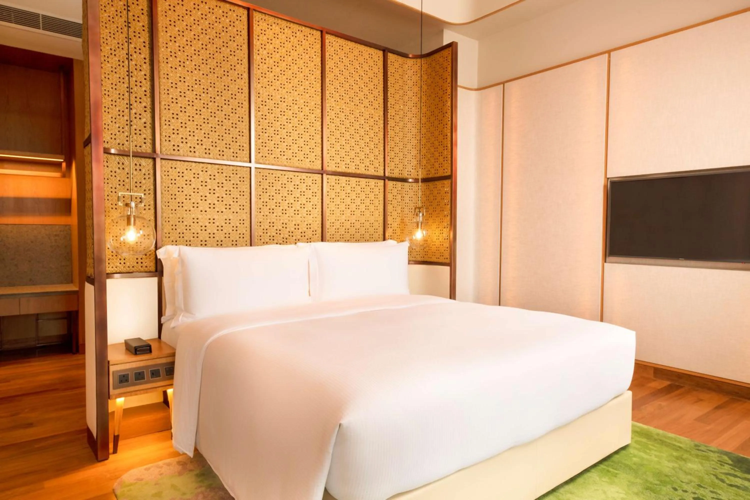 Bed in DoubleTree by Hilton Weerawila Rajawarna Resort