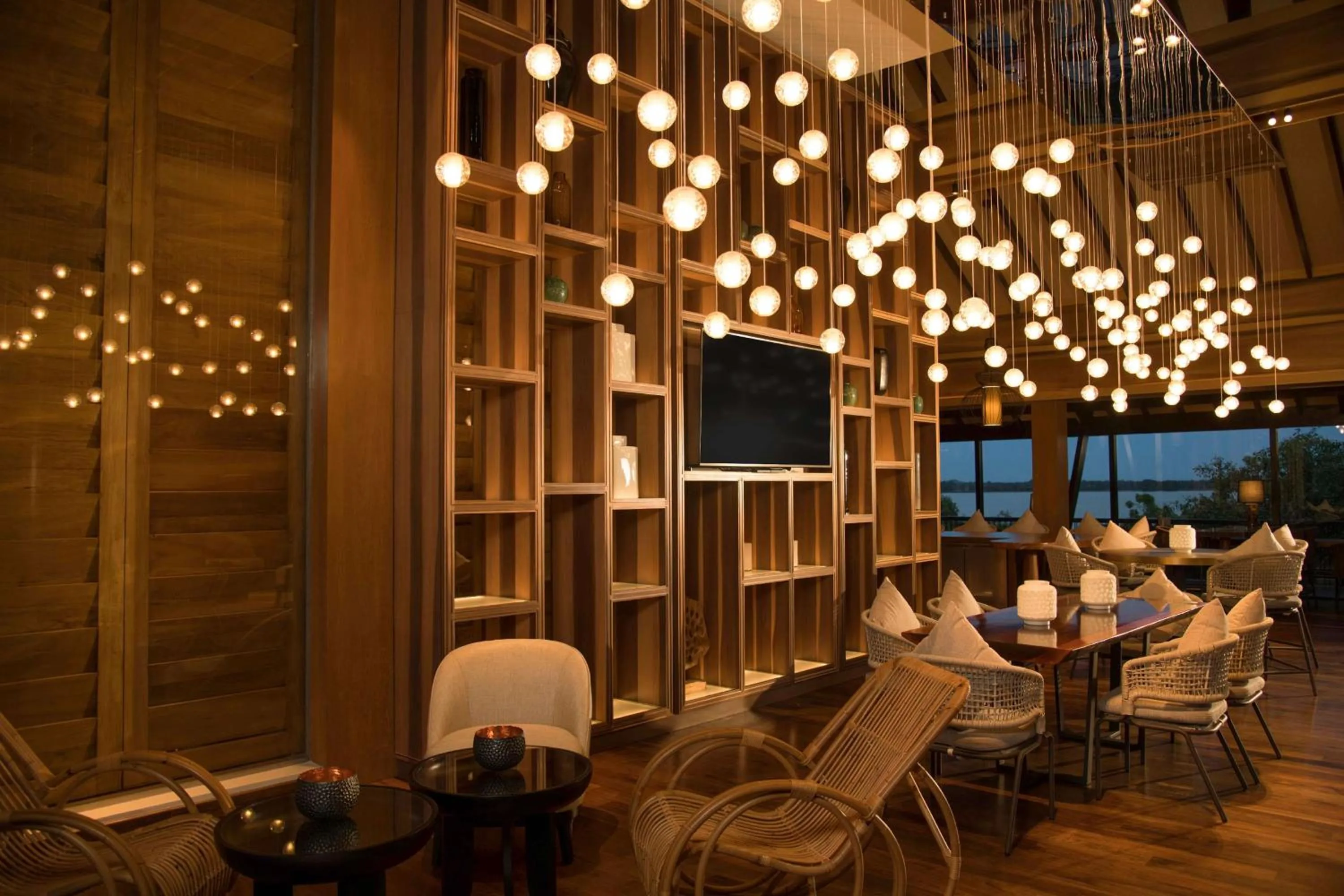 Lounge or bar in DoubleTree by Hilton Weerawila Rajawarna Resort