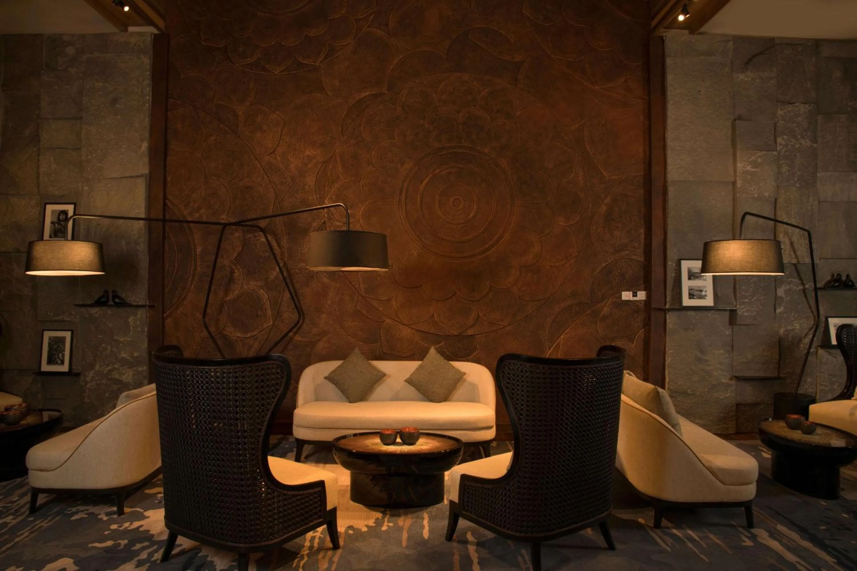 Lounge or bar in DoubleTree by Hilton Weerawila Rajawarna Resort