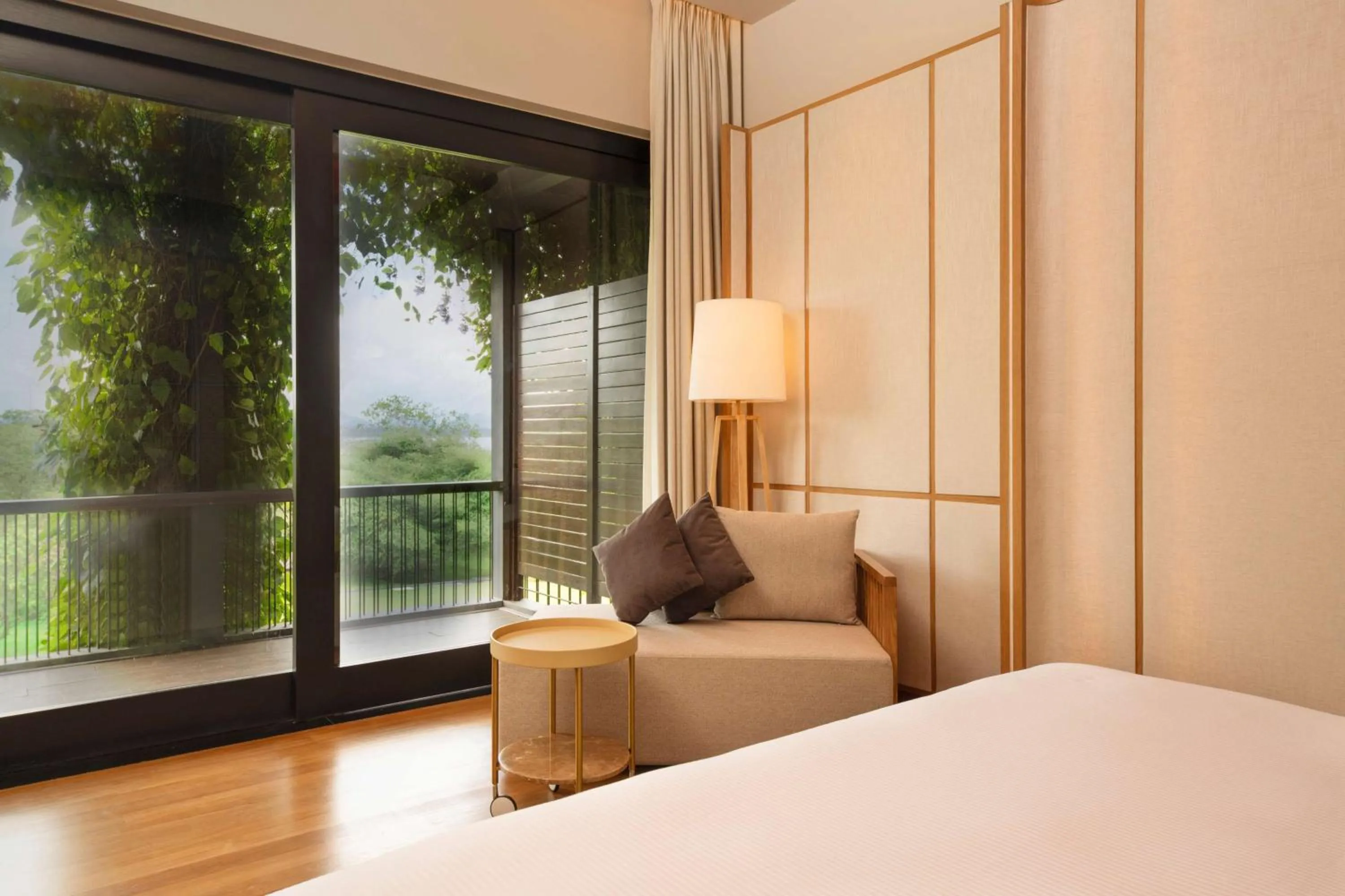 Bed in DoubleTree by Hilton Weerawila Rajawarna Resort