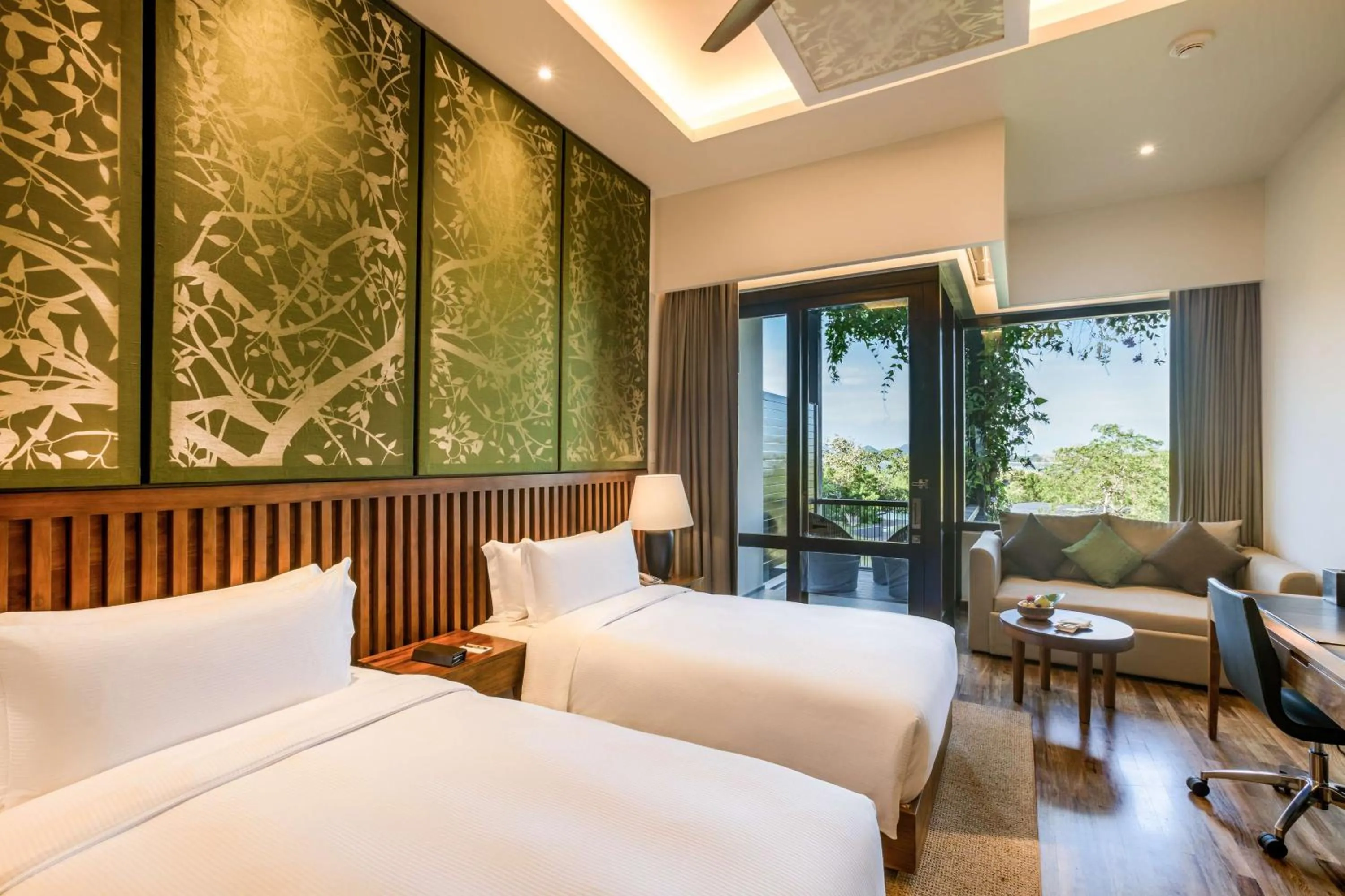 Bedroom, Bed in DoubleTree by Hilton Weerawila Rajawarna Resort