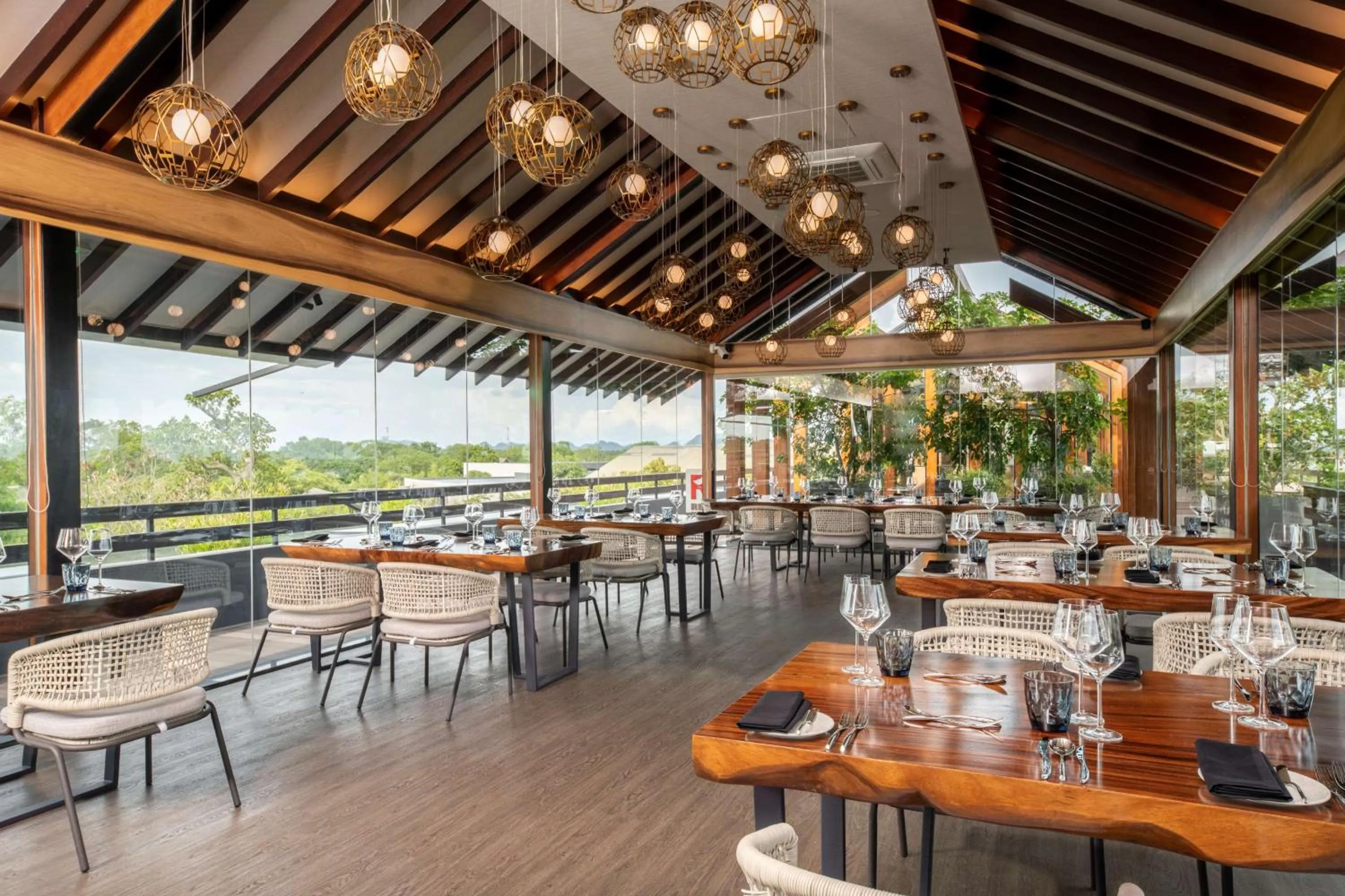 Lounge or bar in DoubleTree by Hilton Weerawila Rajawarna Resort