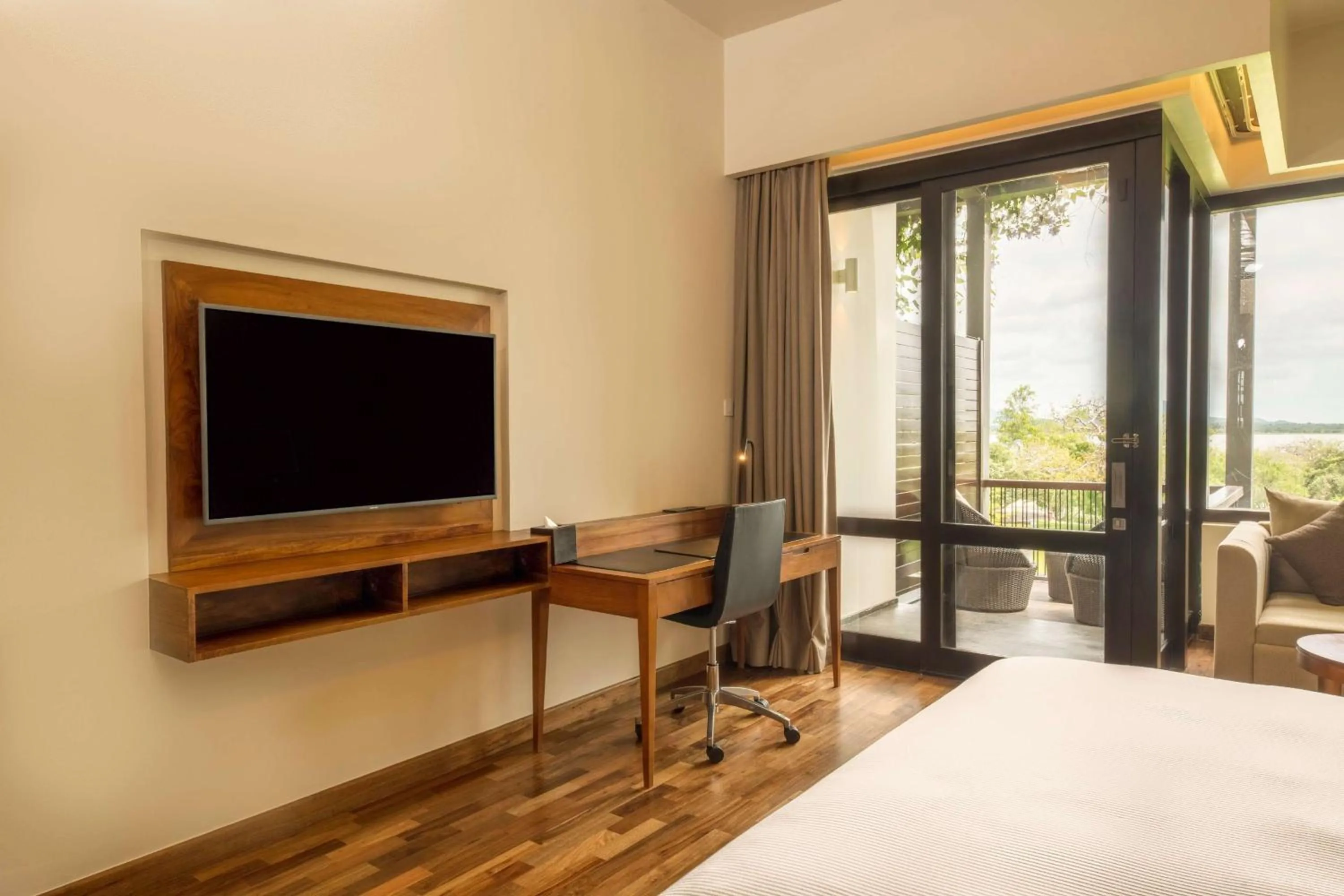 Bed in DoubleTree by Hilton Weerawila Rajawarna Resort