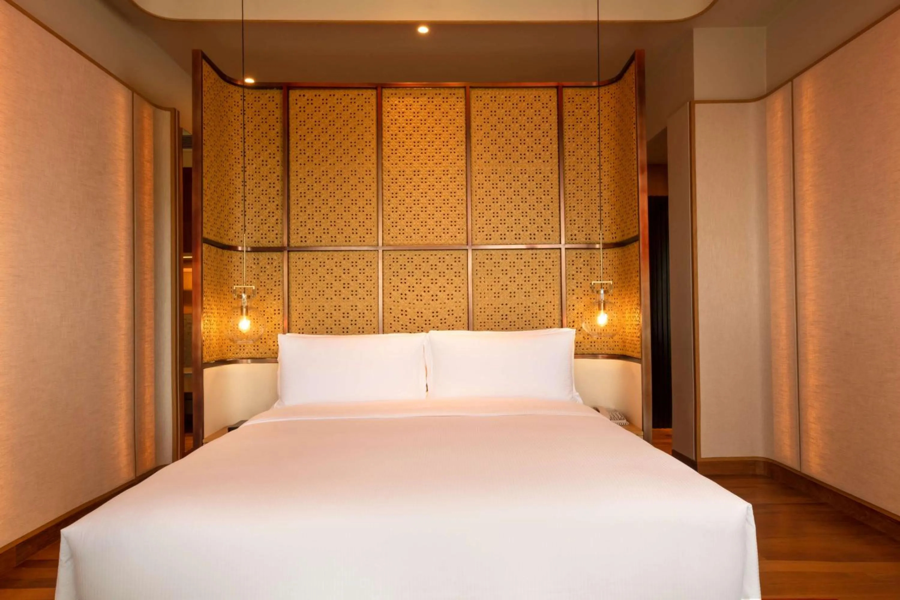 Bed in DoubleTree by Hilton Weerawila Rajawarna Resort