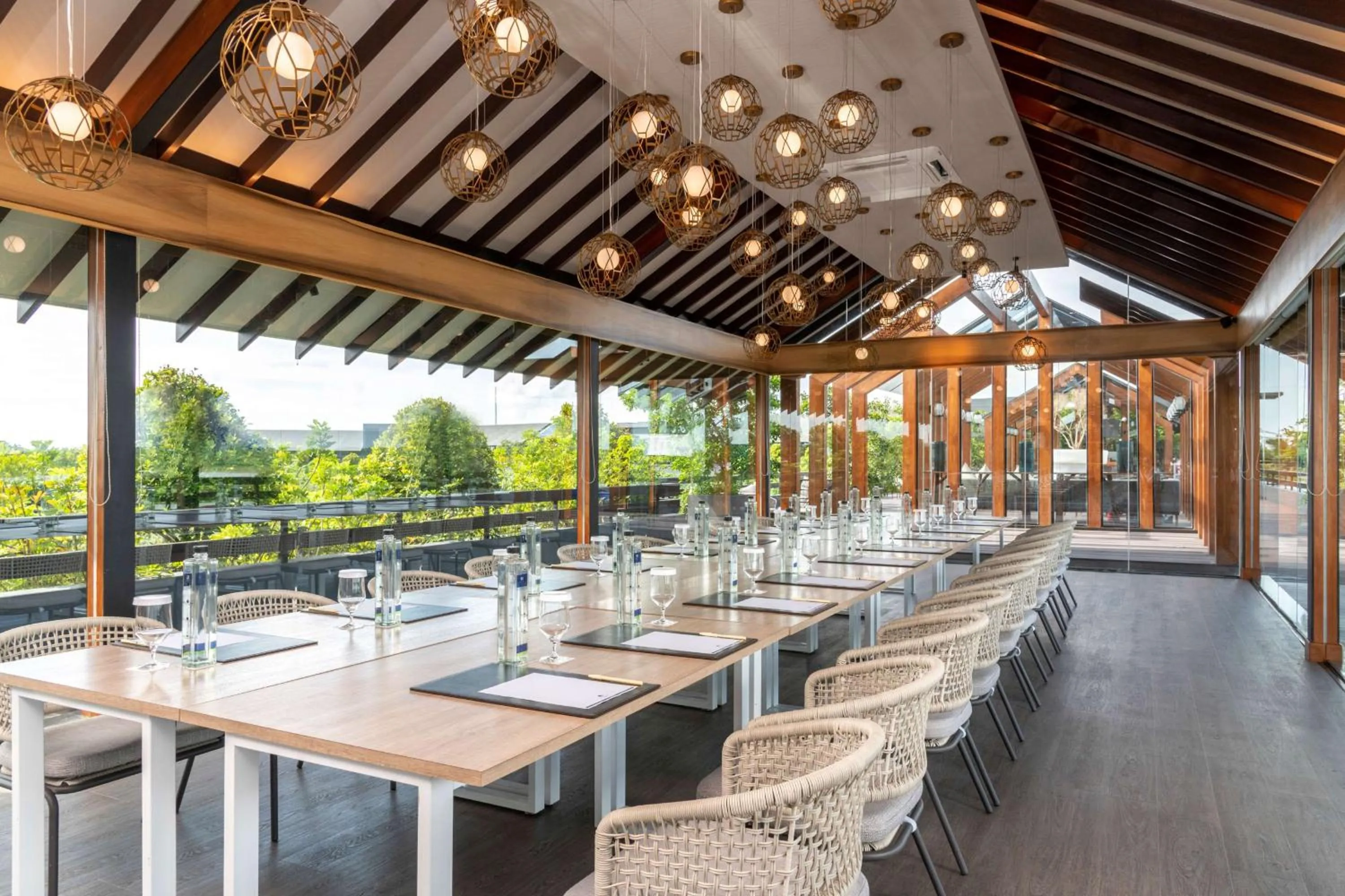 Lounge or bar in DoubleTree by Hilton Weerawila Rajawarna Resort