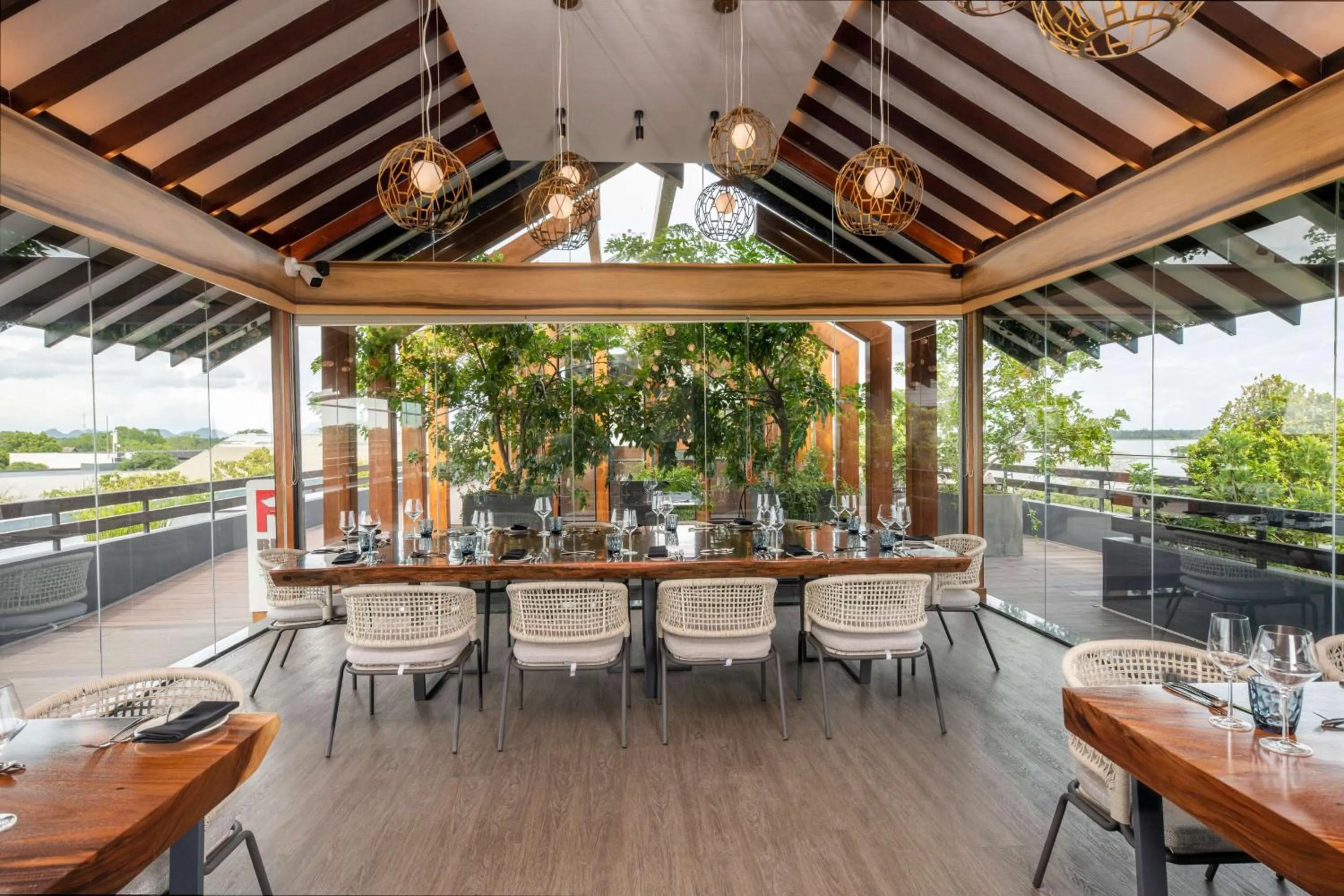 Lounge or bar in DoubleTree by Hilton Weerawila Rajawarna Resort