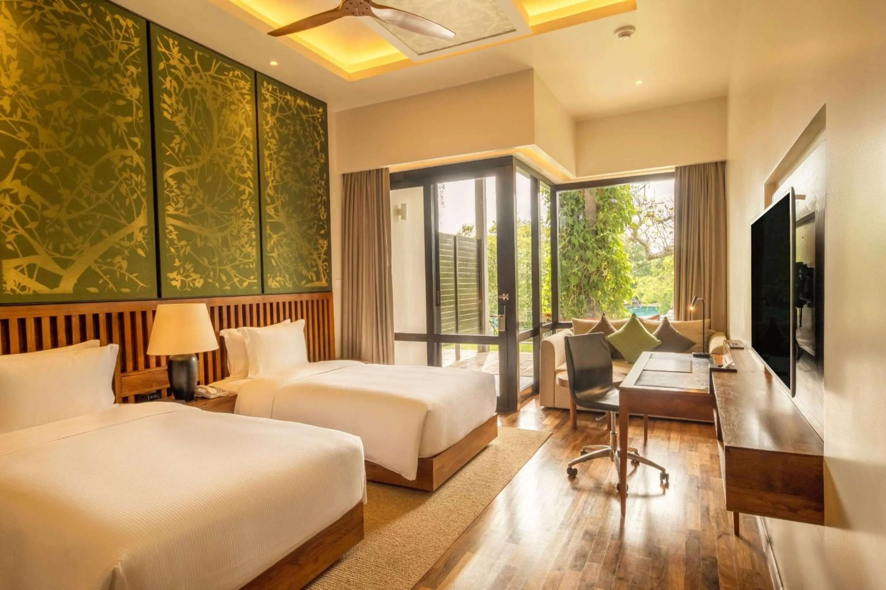 Living room, Bed in DoubleTree by Hilton Weerawila Rajawarna Resort