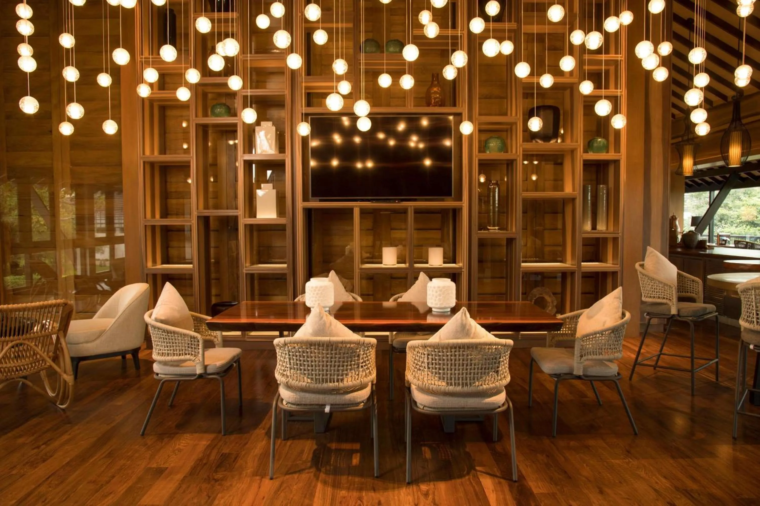 Lounge or bar in DoubleTree by Hilton Weerawila Rajawarna Resort