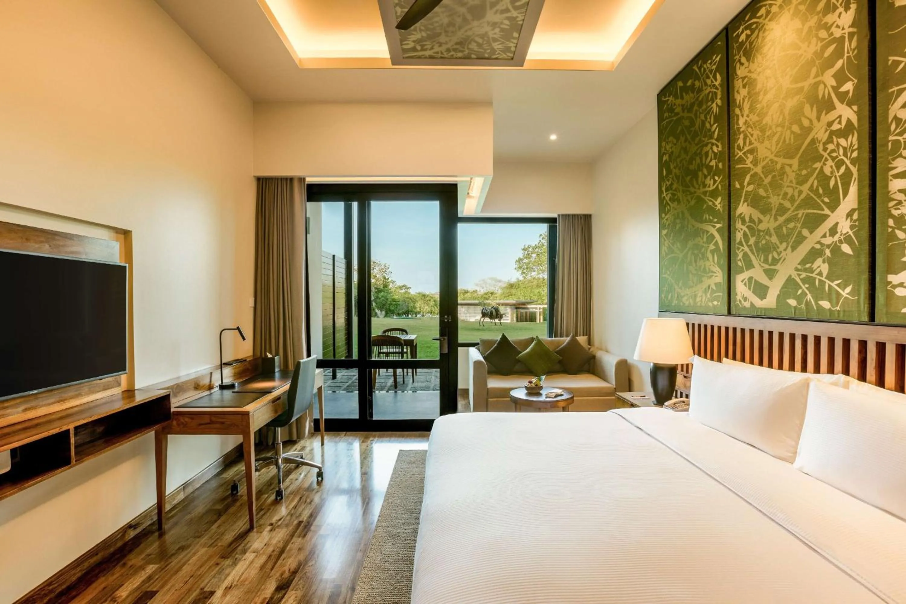 Living room, Bed in DoubleTree by Hilton Weerawila Rajawarna Resort