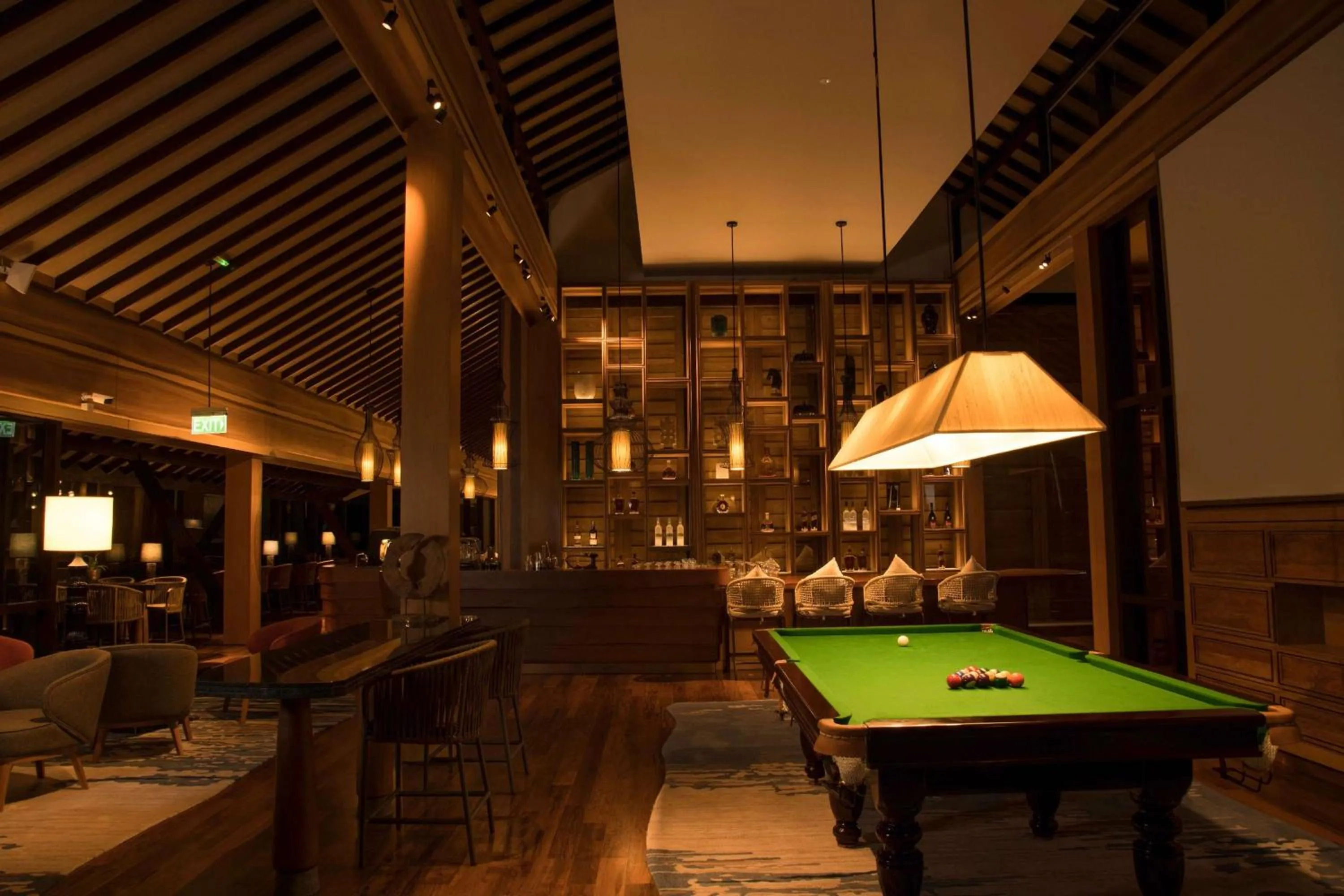 Lounge or bar in DoubleTree by Hilton Weerawila Rajawarna Resort