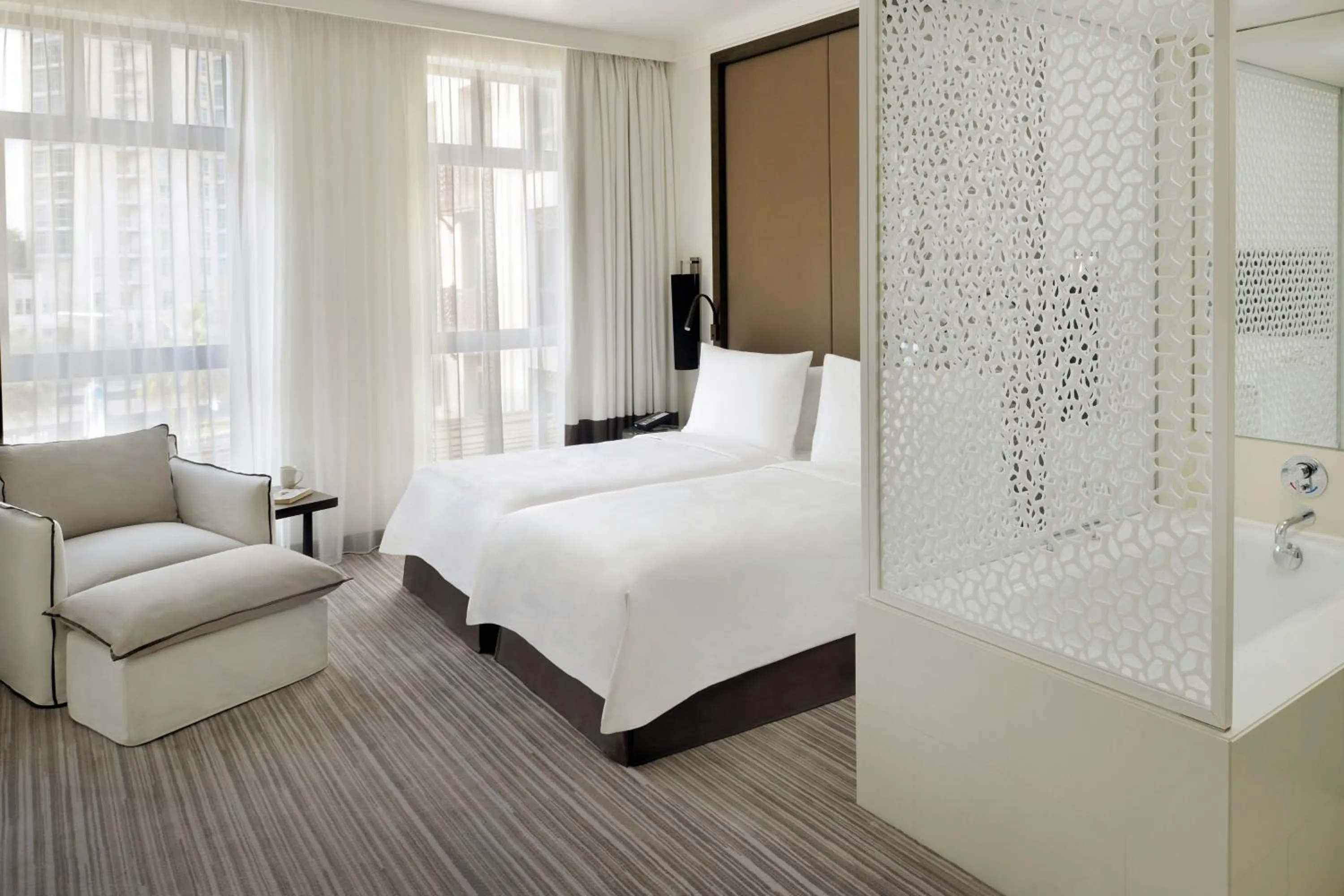 Swimming pool, Bed in Hotel Boulevard, Autograph Collection, Downtown Dubai