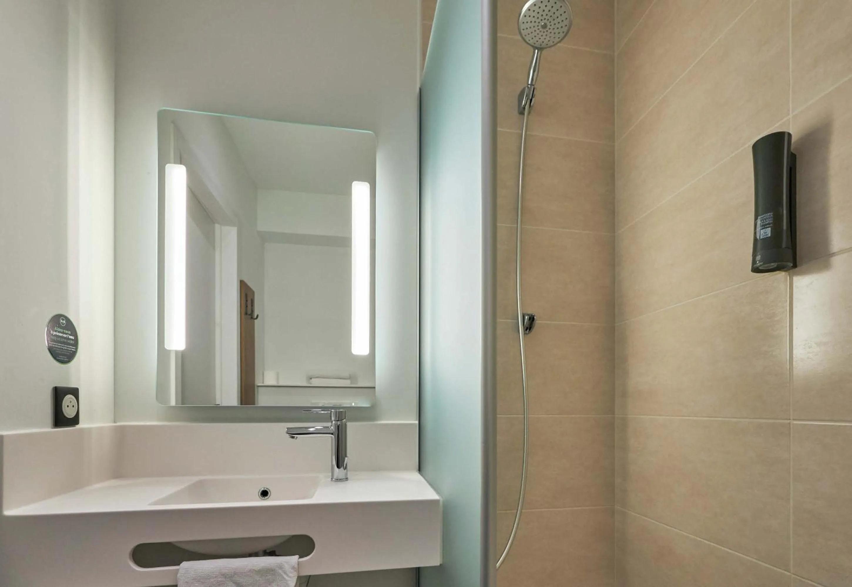 Bathroom in B&B HOTEL Ouistreham