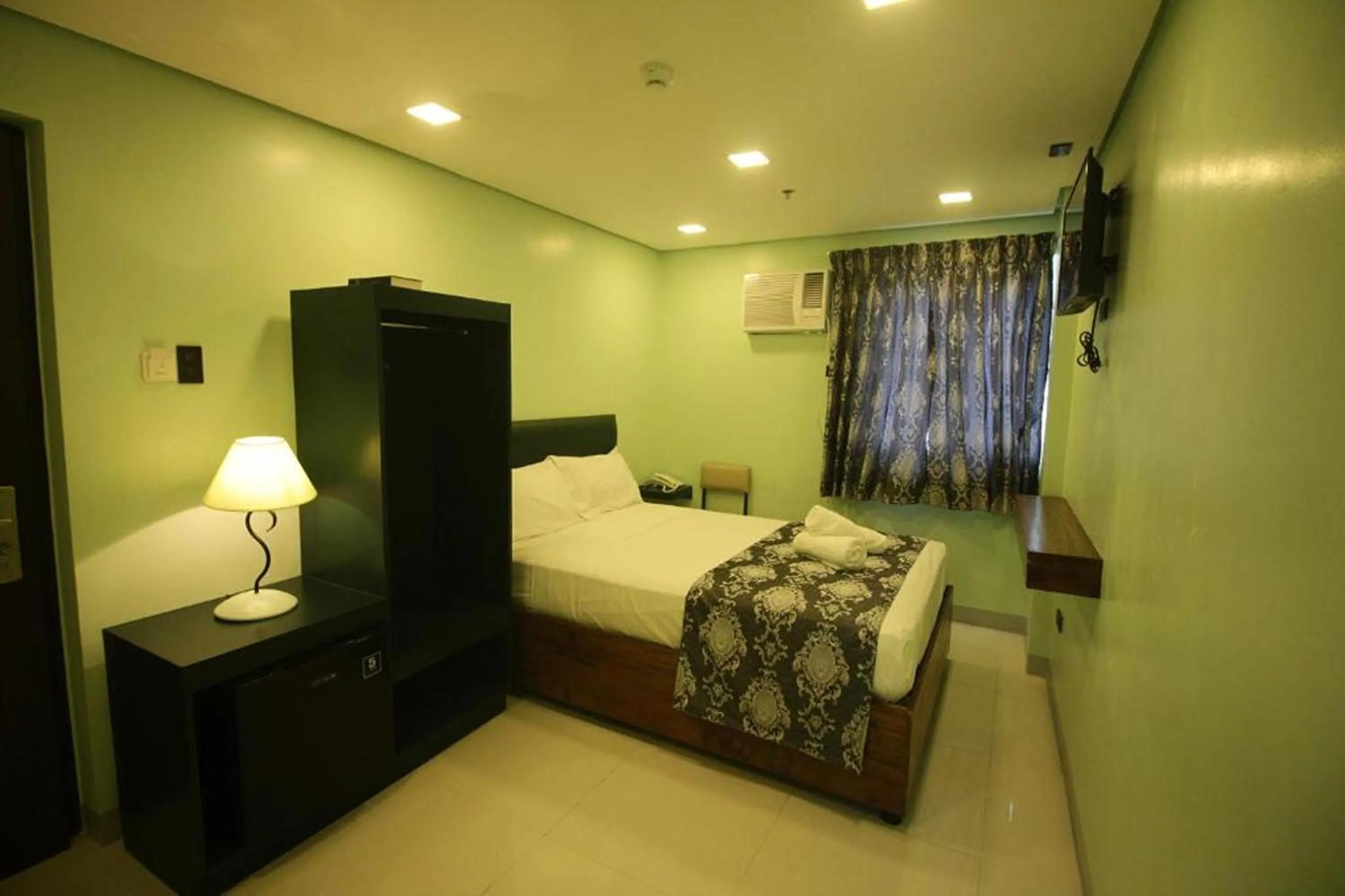 Photo of the whole room, Bed in Belltower CSheLi Suites Bantay - Vigan