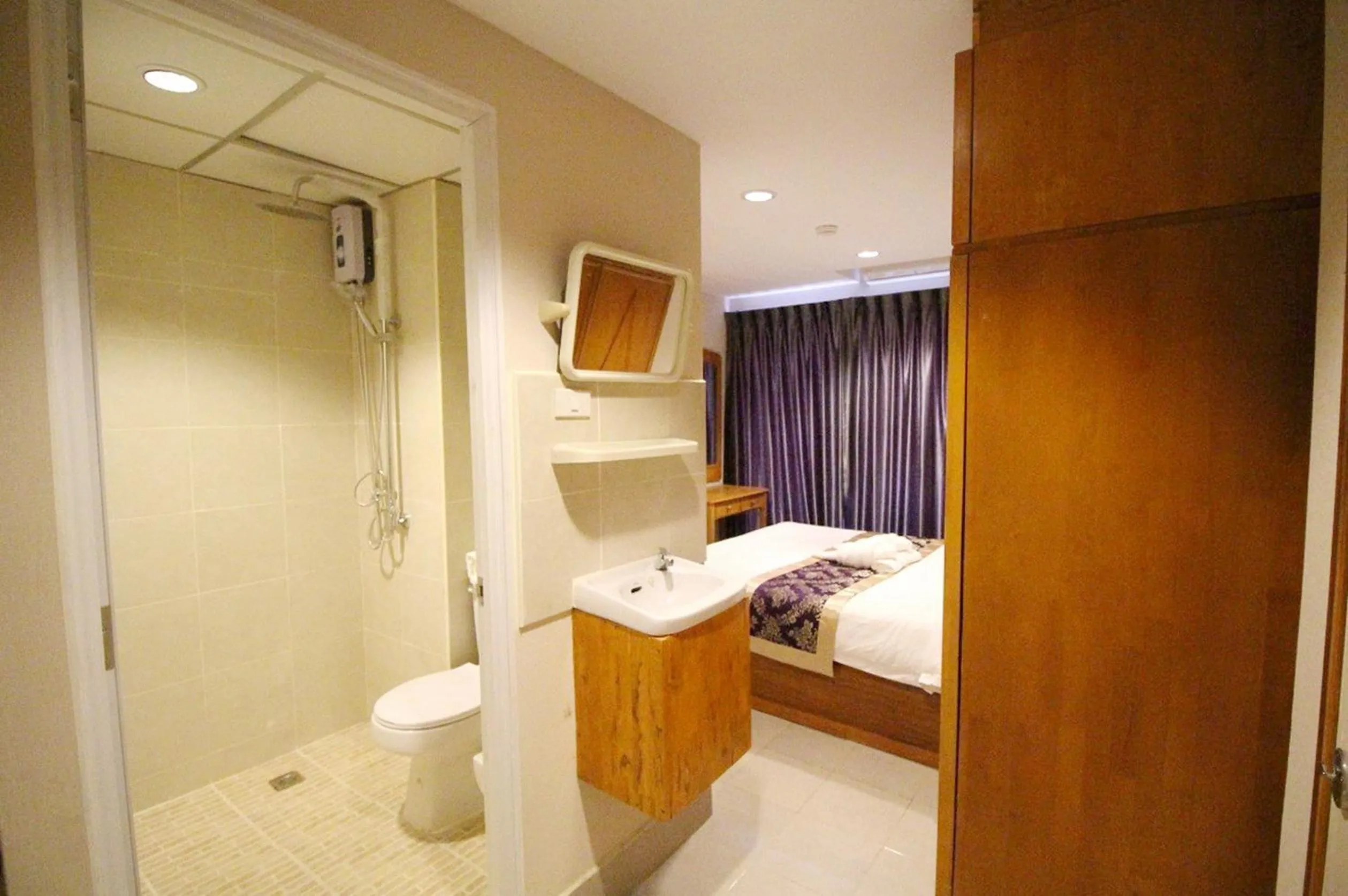 Bathroom in Lee Place Phatthanakan Condo