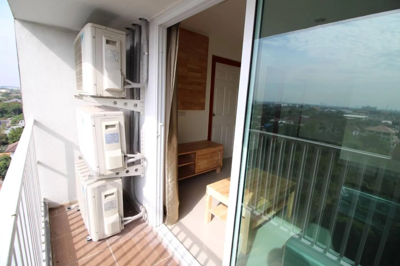 Balcony/Terrace in Lee Place Phatthanakan Condo