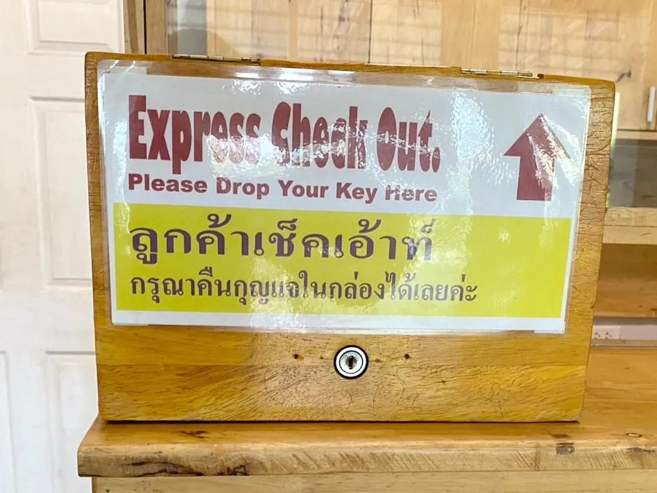 Text overlay in Lee Place Phatthanakan Condo