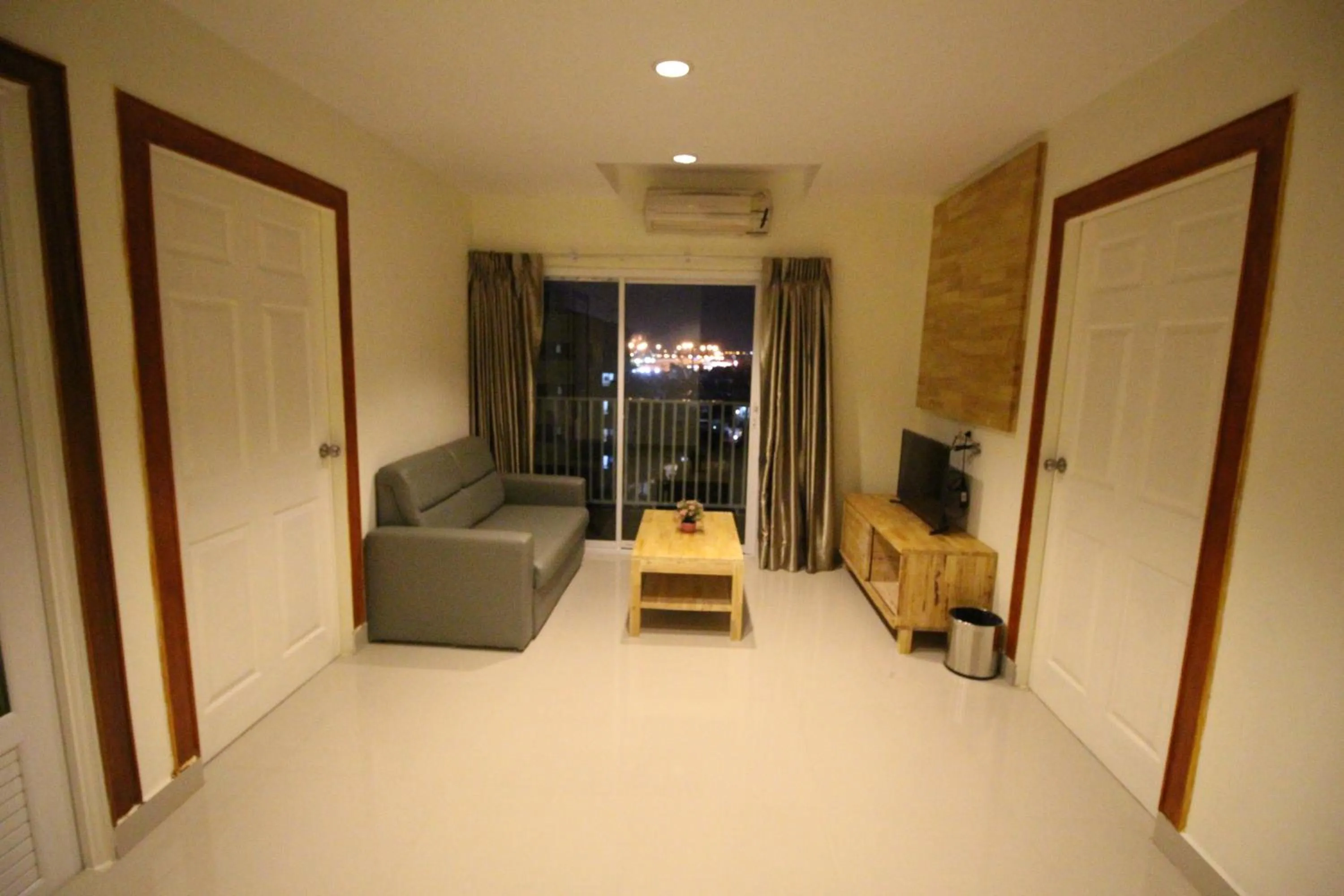 Living room in Lee Place Phatthanakan Condo
